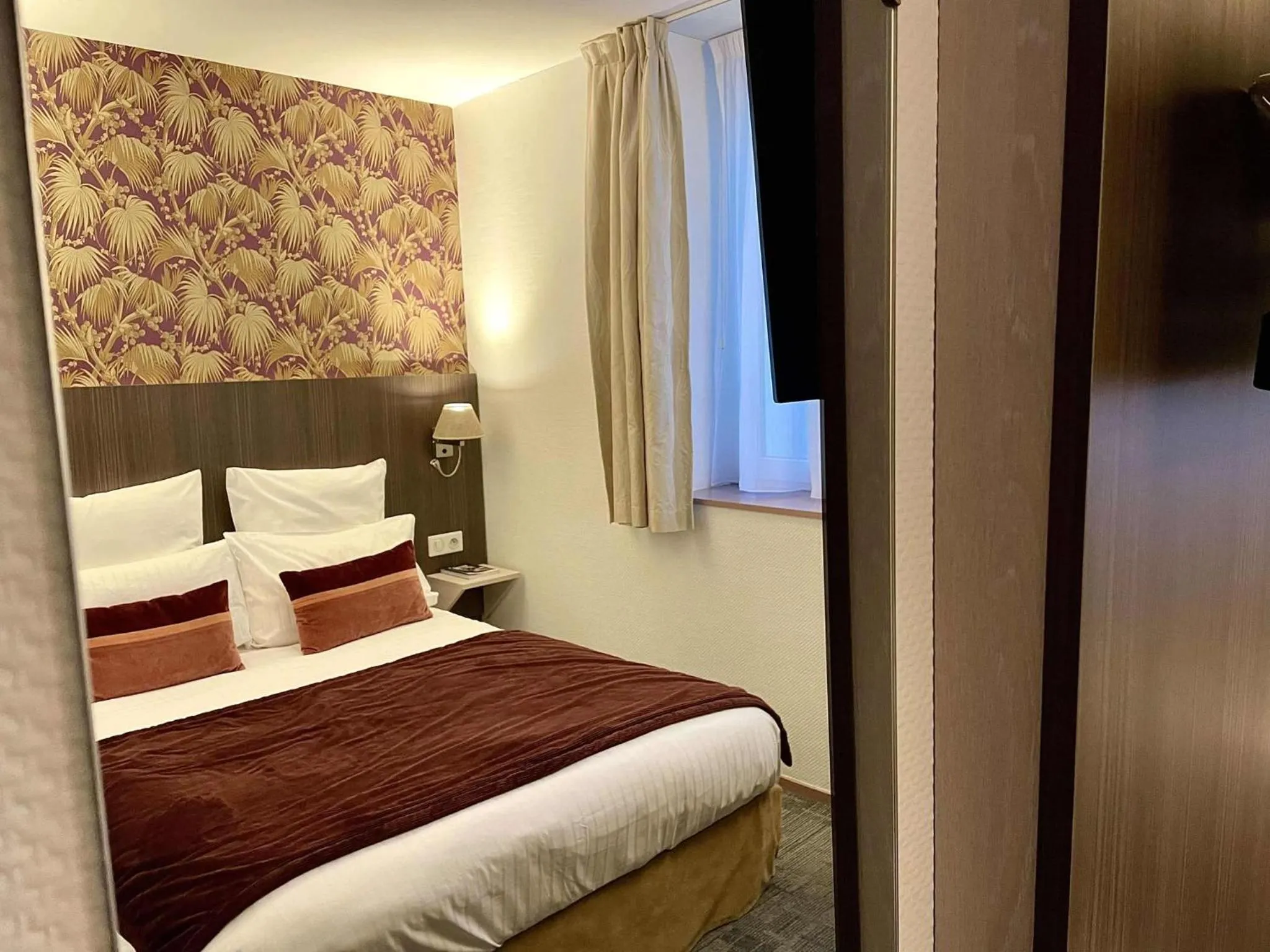 Bed in Cit'Hotel Hôtel de France et d'Europe