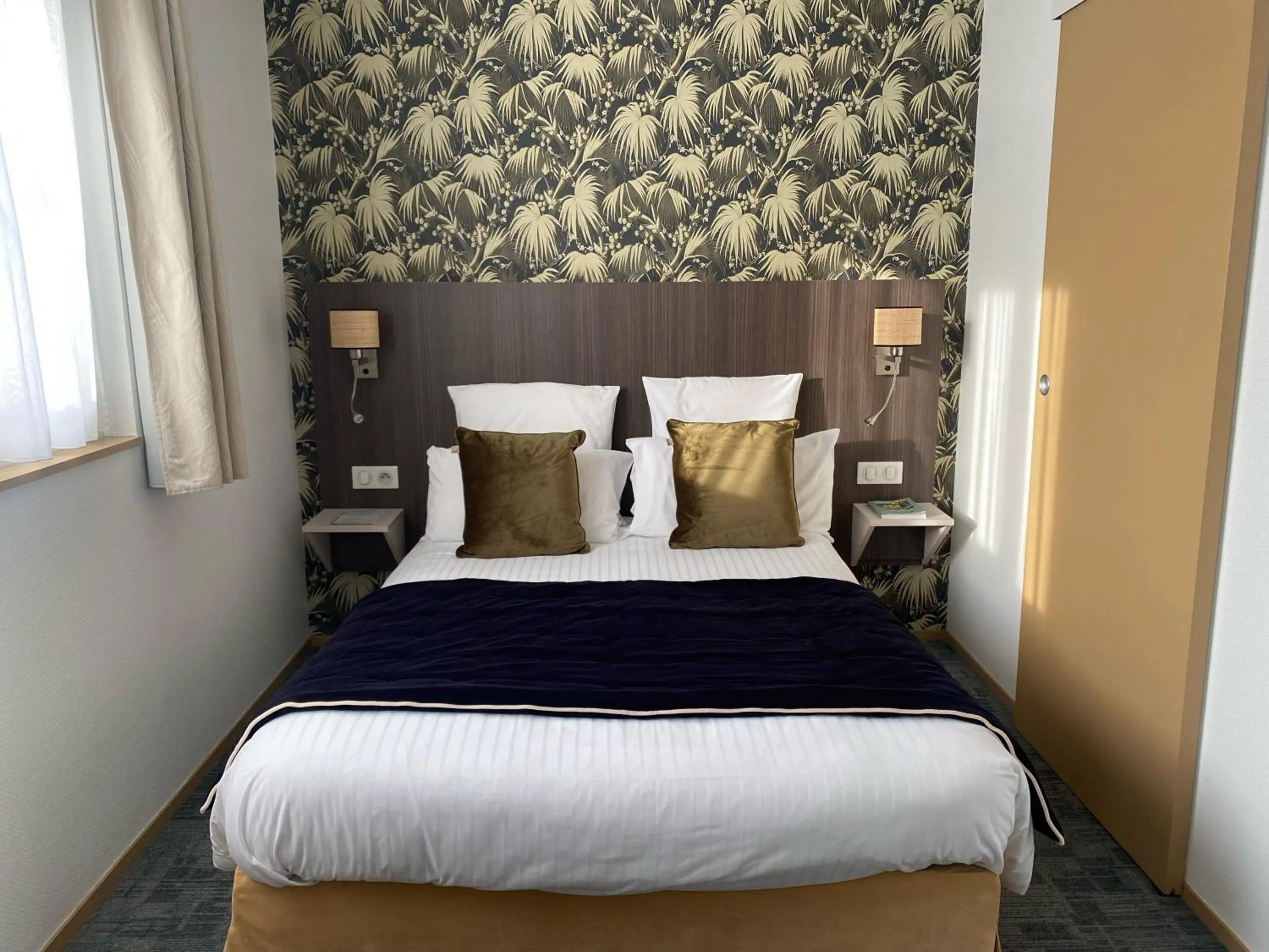 Bed in Cit'Hotel Hôtel de France et d'Europe