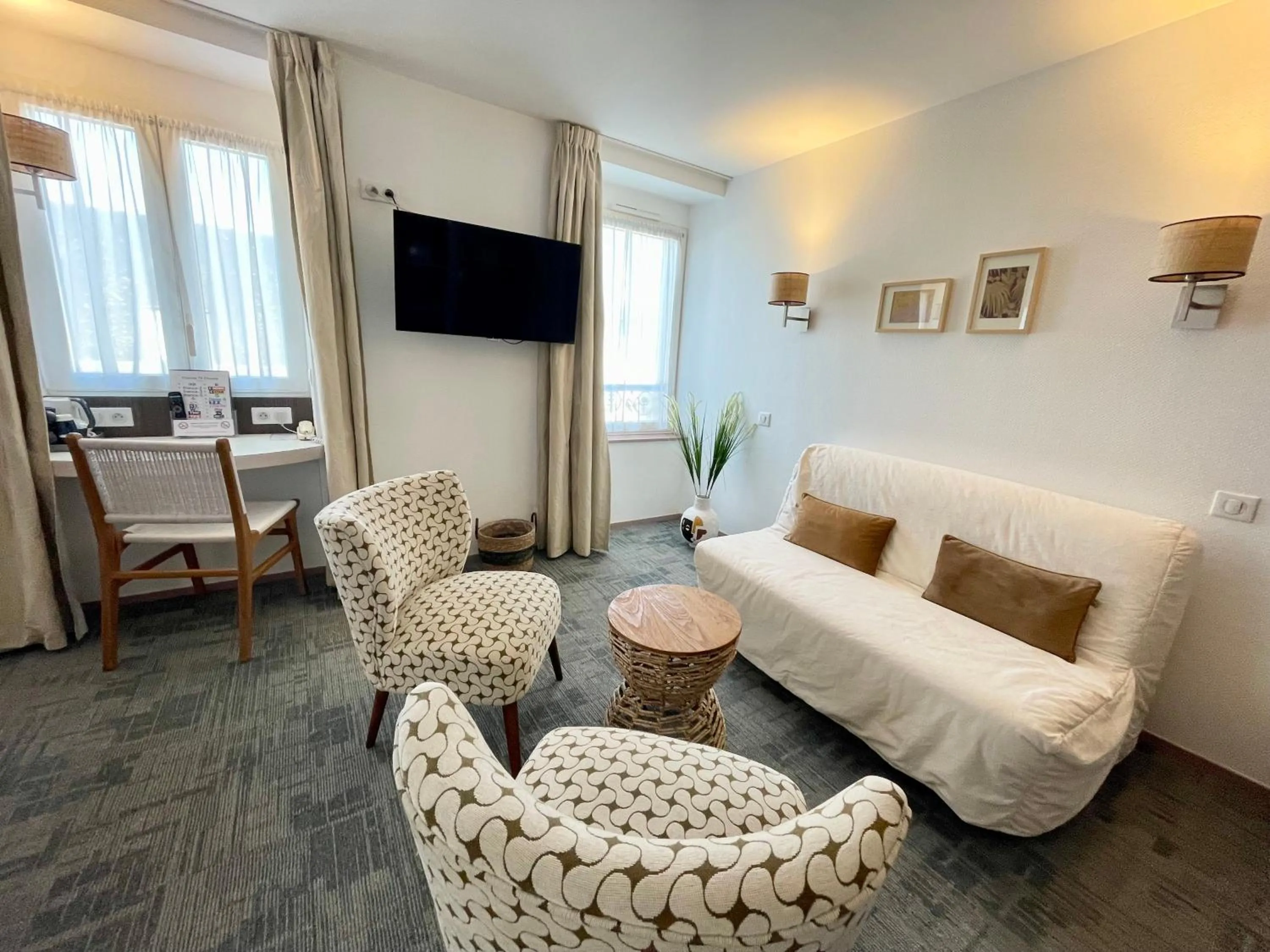 TV and multimedia in Cit'Hotel Hôtel de France et d'Europe