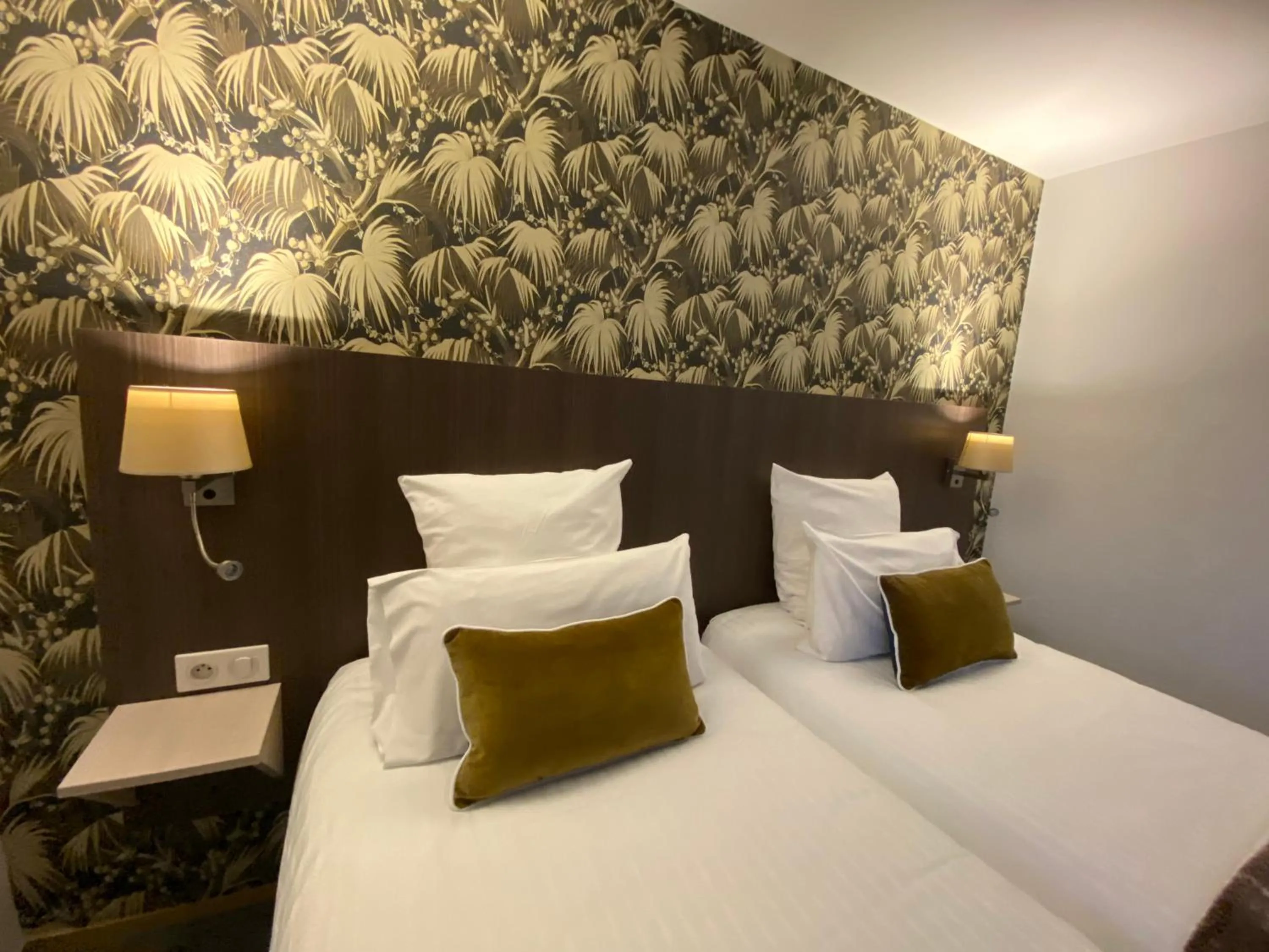 Bed in Cit'Hotel Hôtel de France et d'Europe