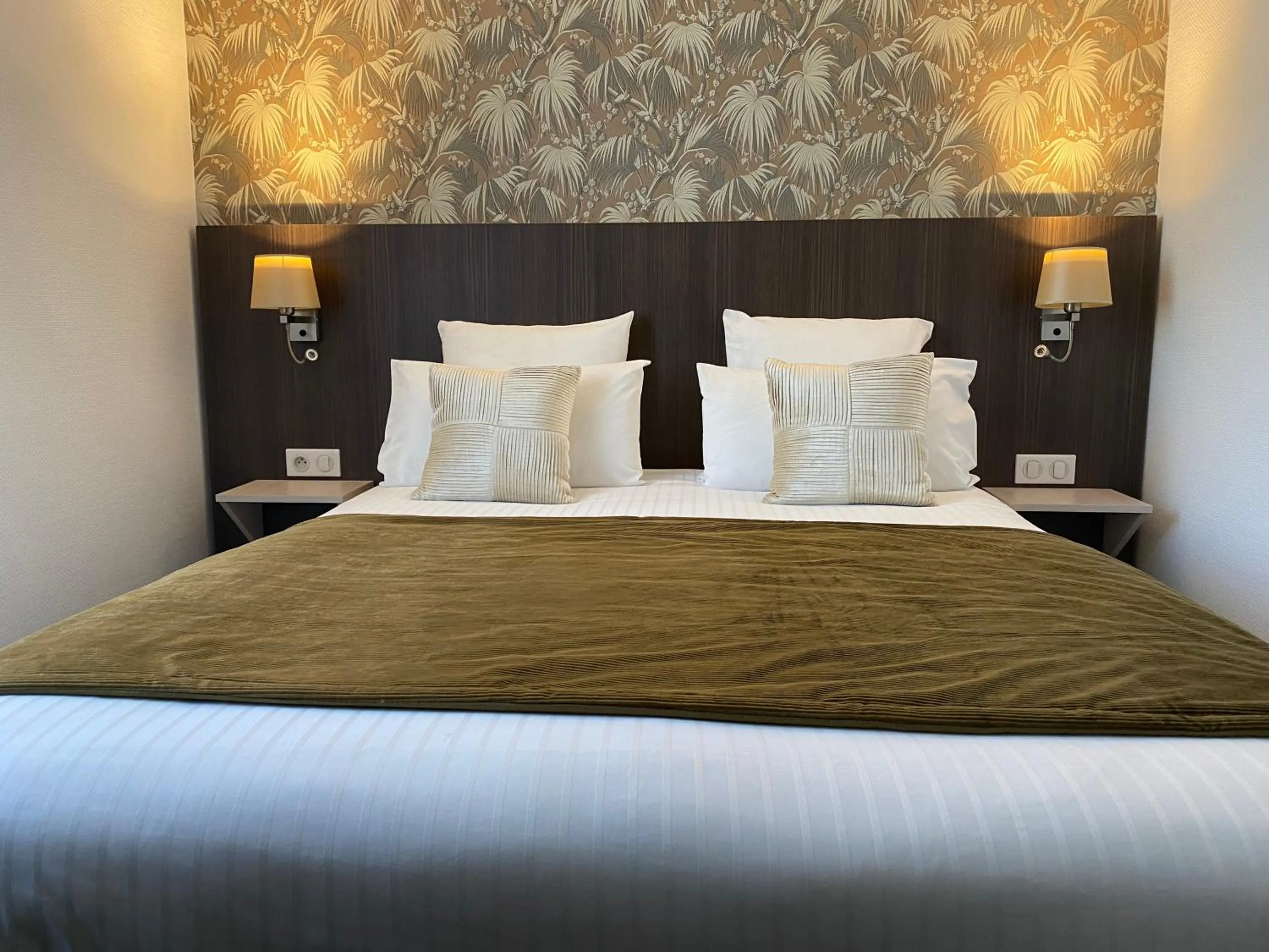 Bed in Cit'Hotel Hôtel de France et d'Europe