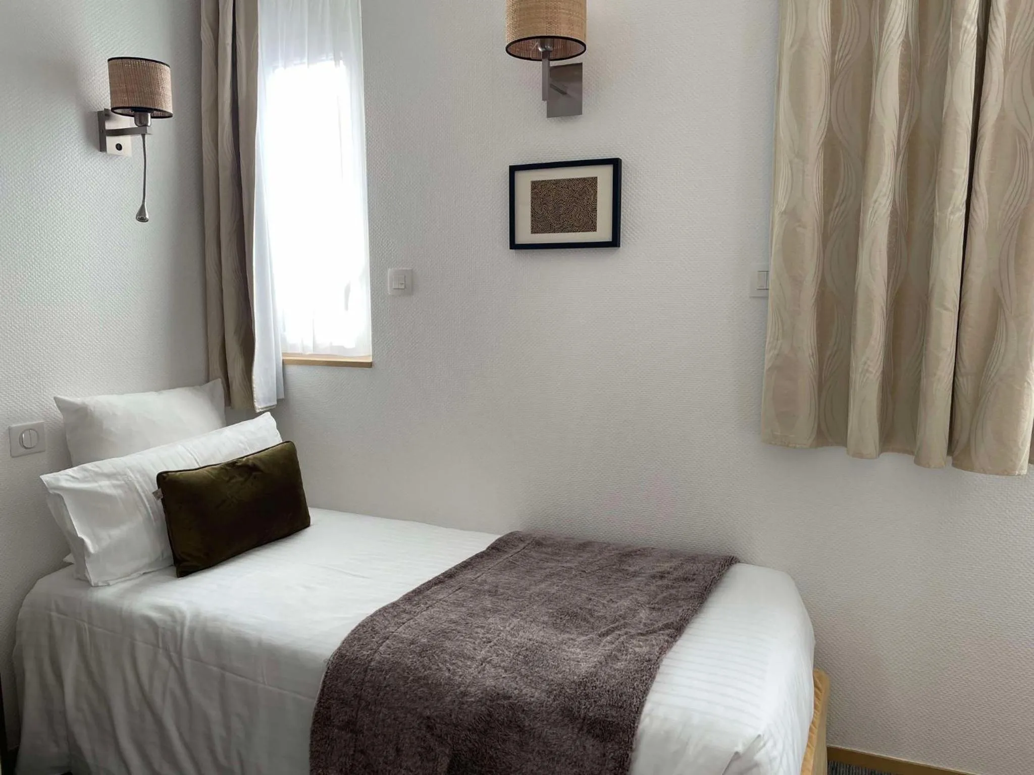 Bed in Cit'Hotel Hôtel de France et d'Europe