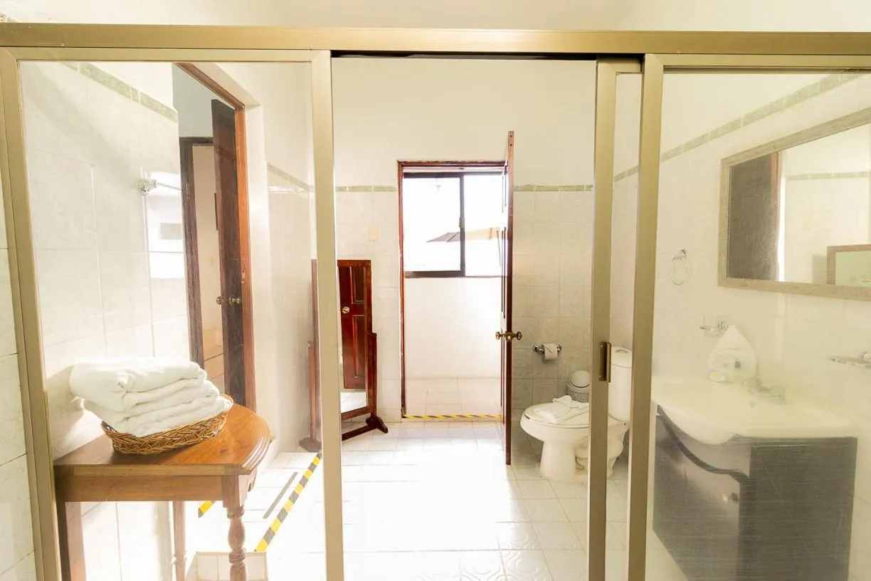 Bathroom in Hotel Casa Blanca by Rotamundos