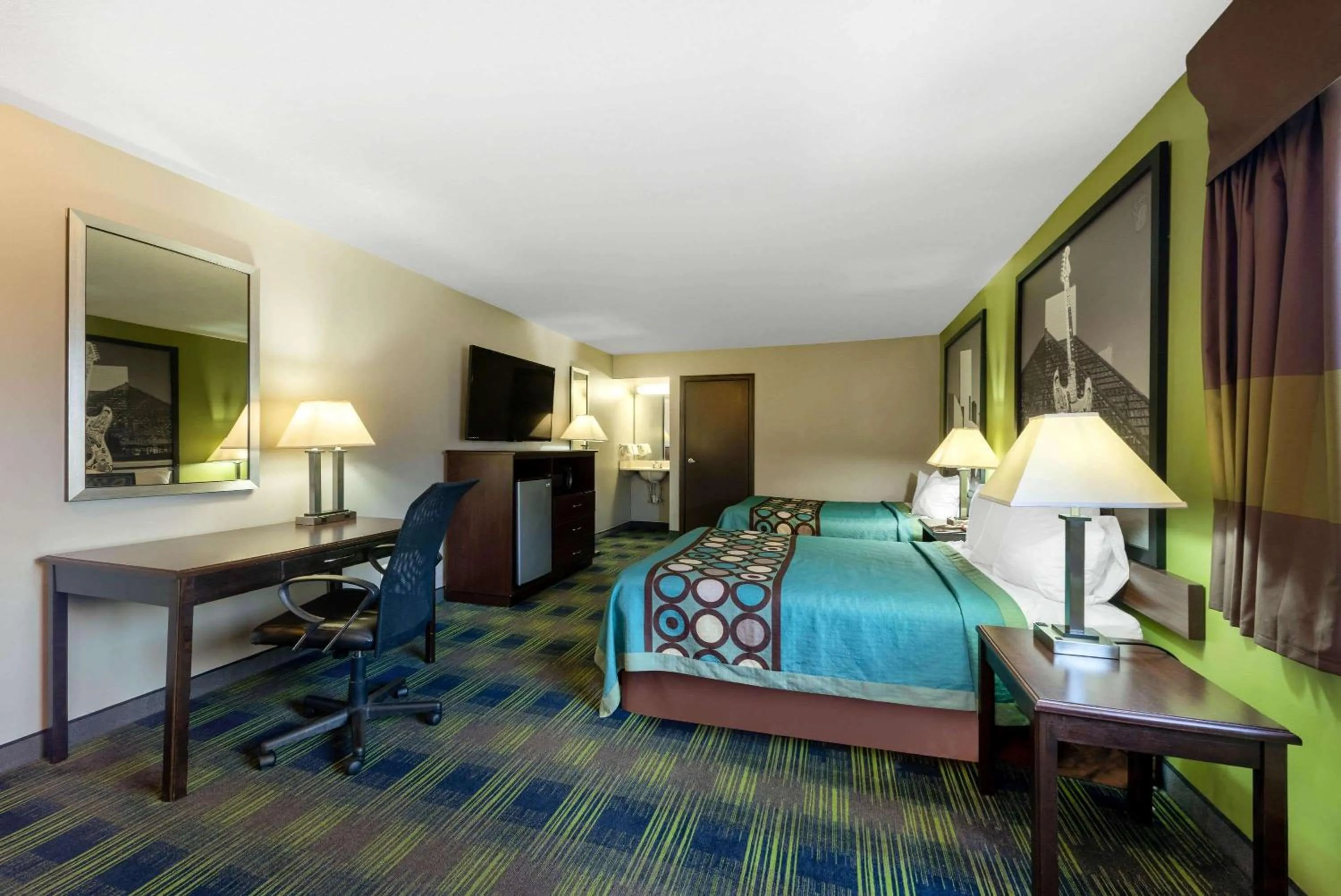 Photo of the whole room in Super 8 by Wyndham Cleveland