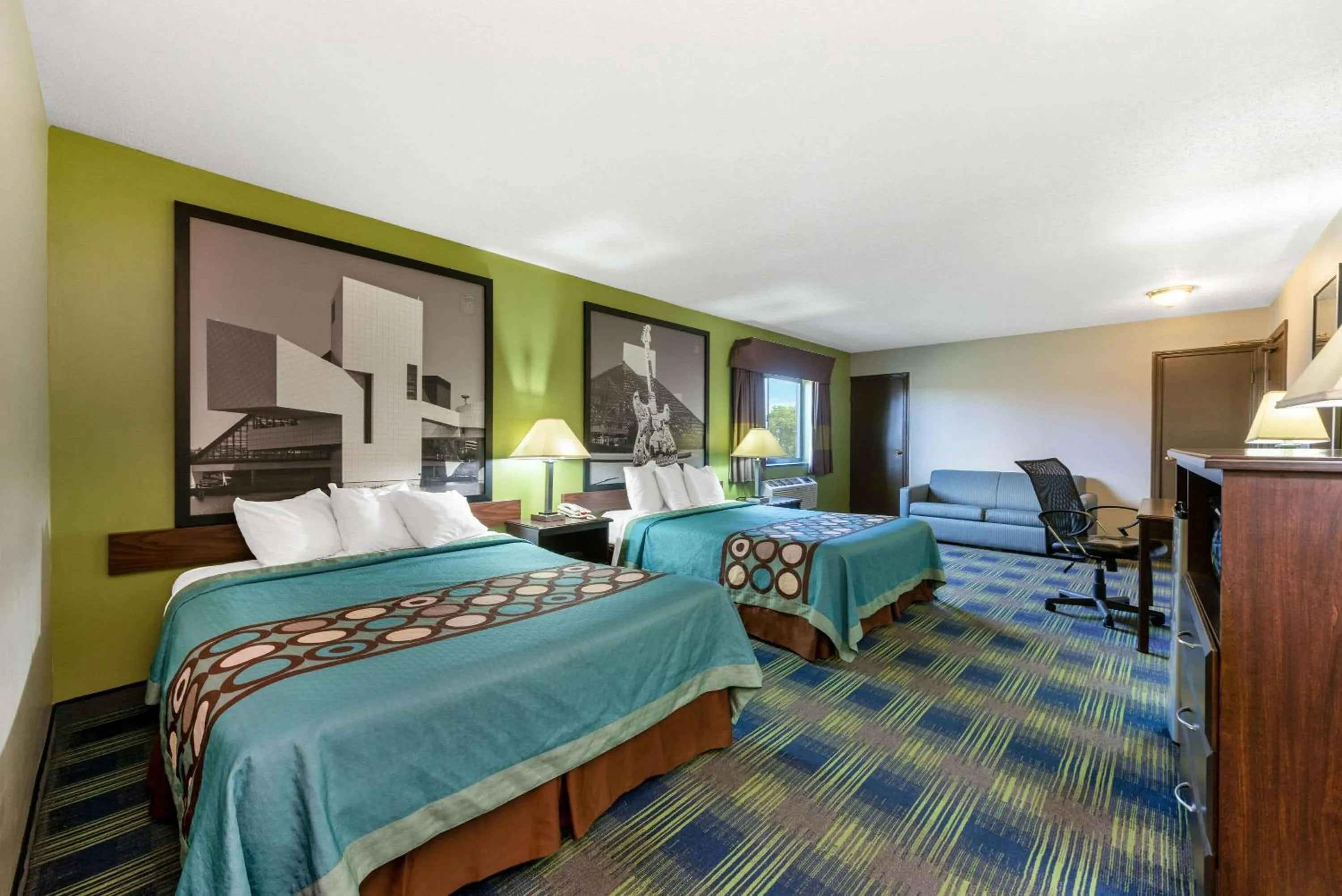 Photo of the whole room in Super 8 by Wyndham Cleveland
