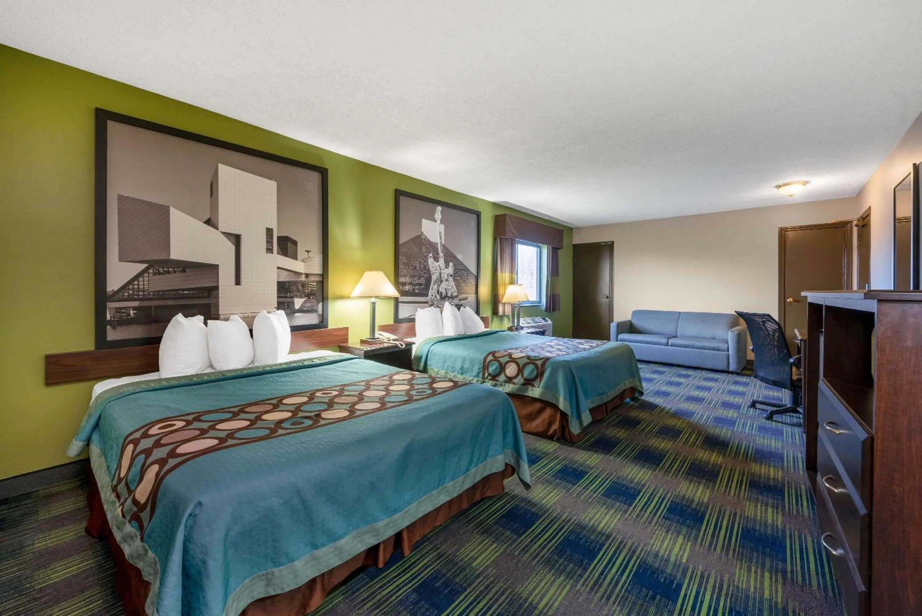 Photo of the whole room in Super 8 by Wyndham Cleveland