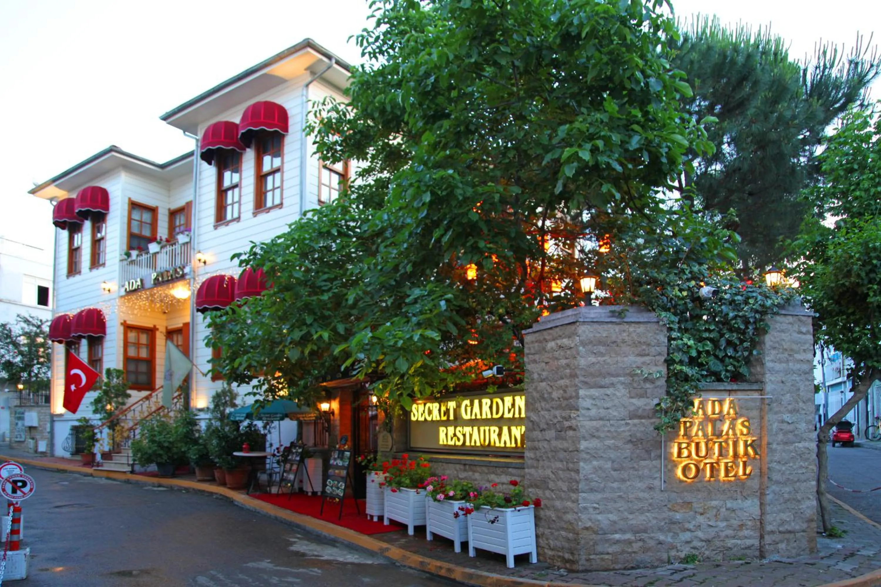 Property building in Ada Palas Buyukada