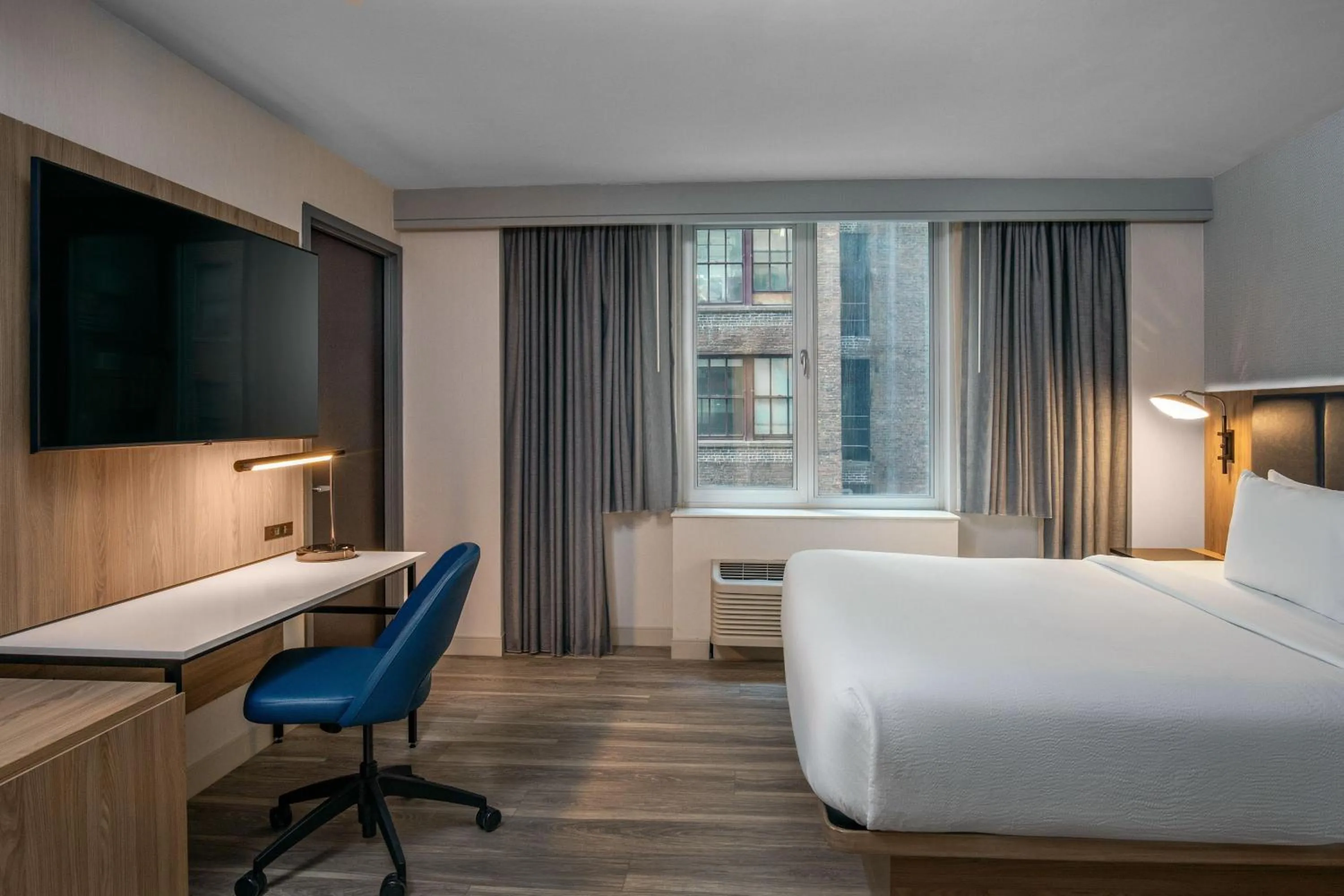 Photo of the whole room, Bed in Courtyard by Marriott Times Square West