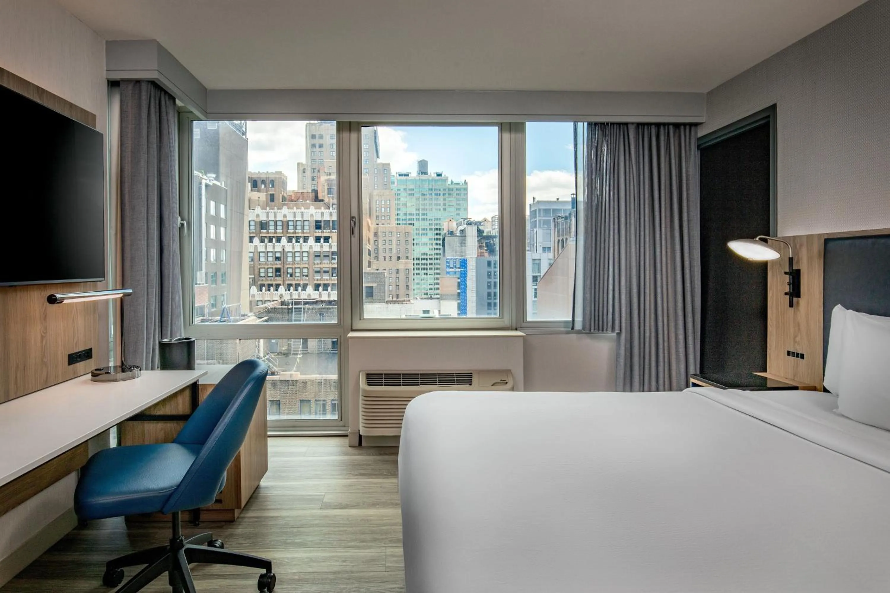 Photo of the whole room, Bed in Courtyard by Marriott Times Square West