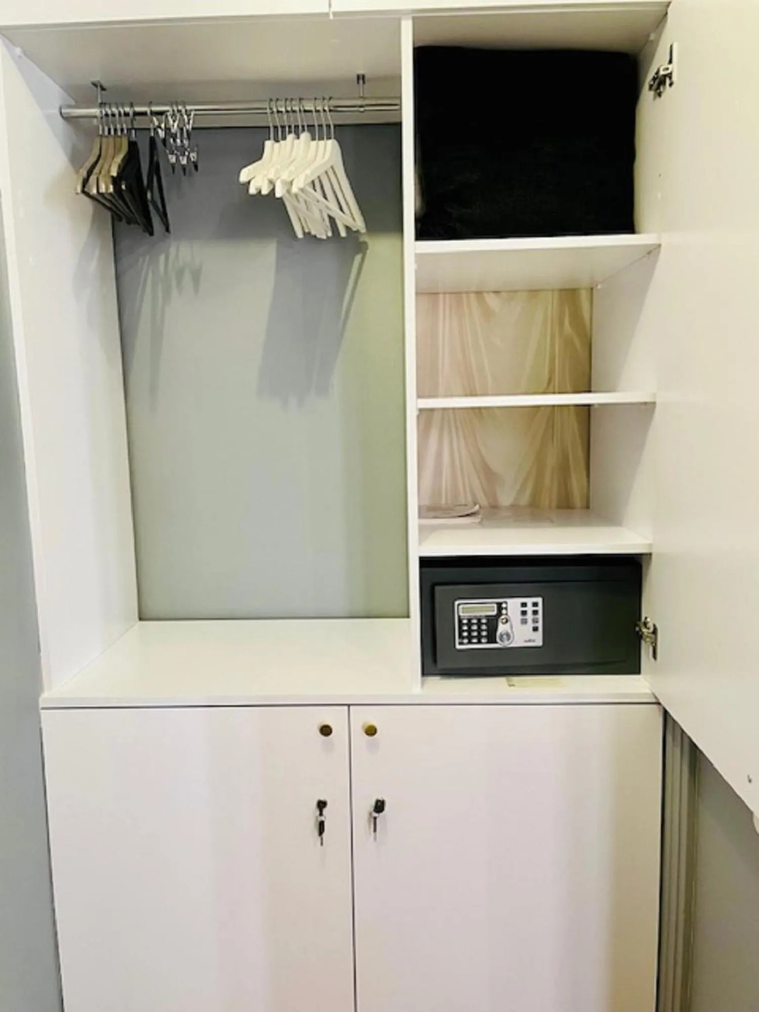 safe in Le Pavillon Hotel