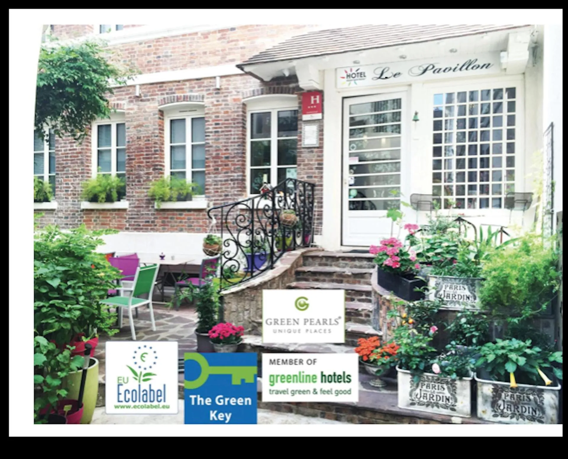 Facade/entrance in Le Pavillon Hotel