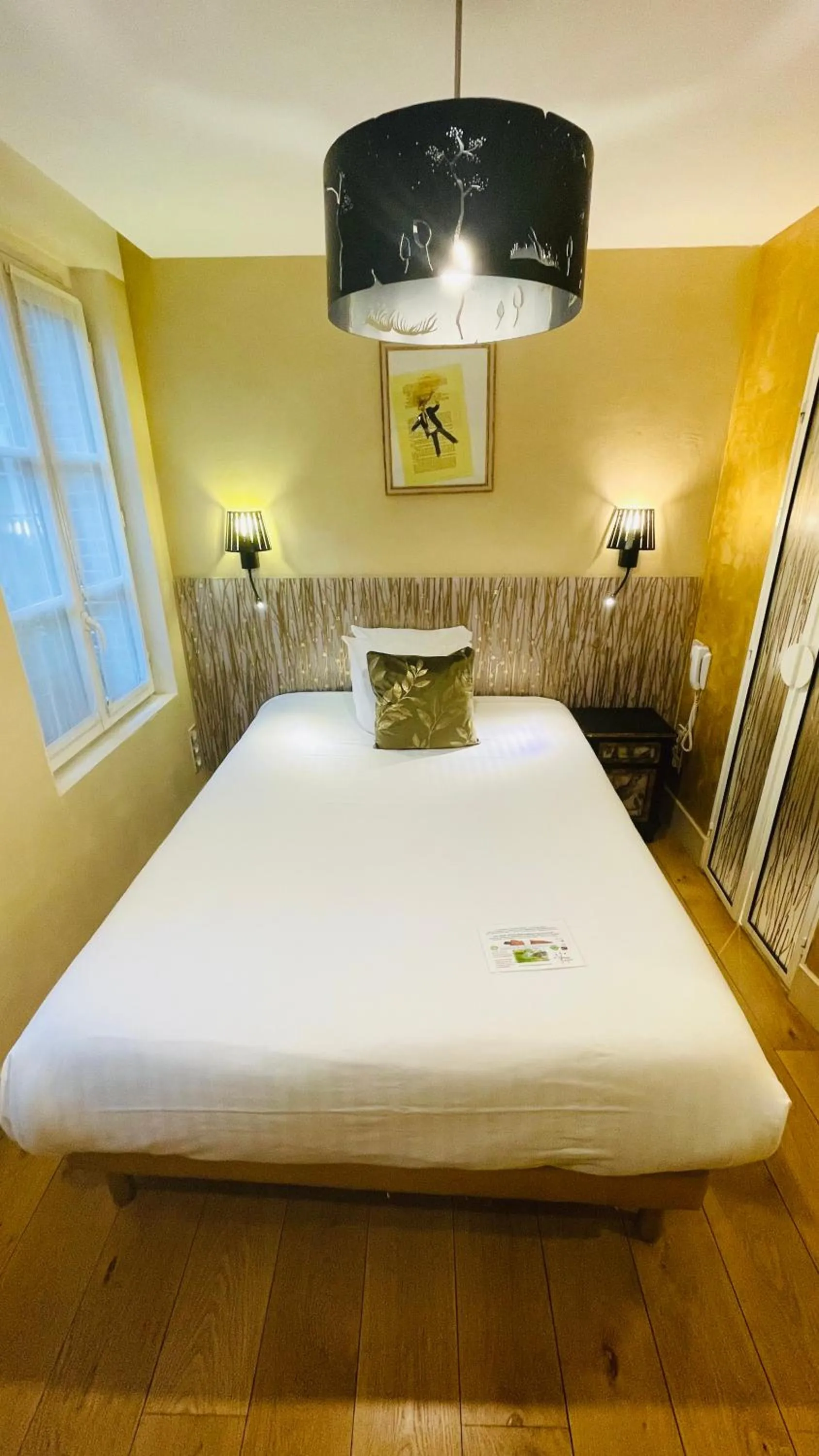 Bed in Le Pavillon Hotel