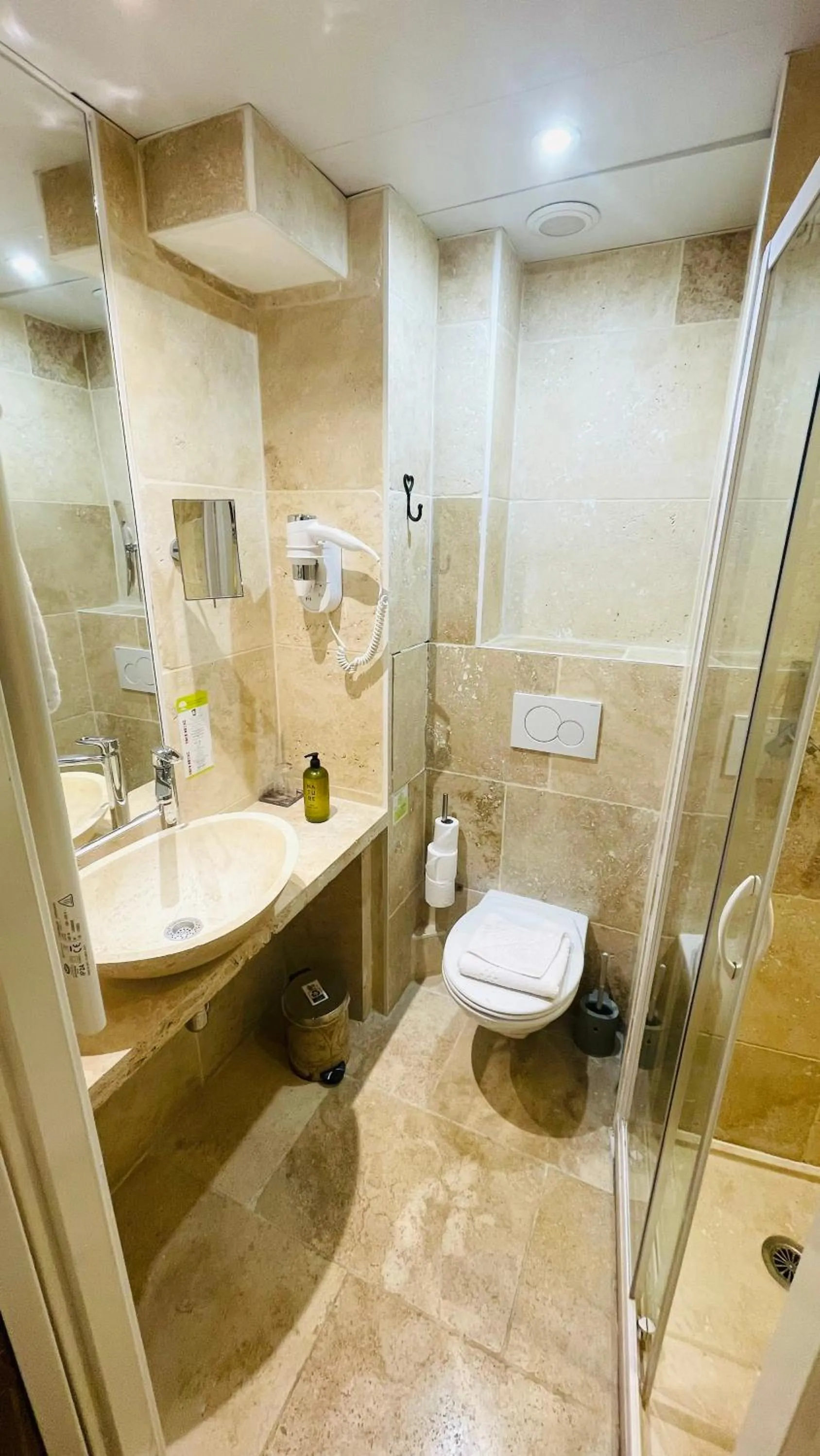 Toilet in Le Pavillon Hotel