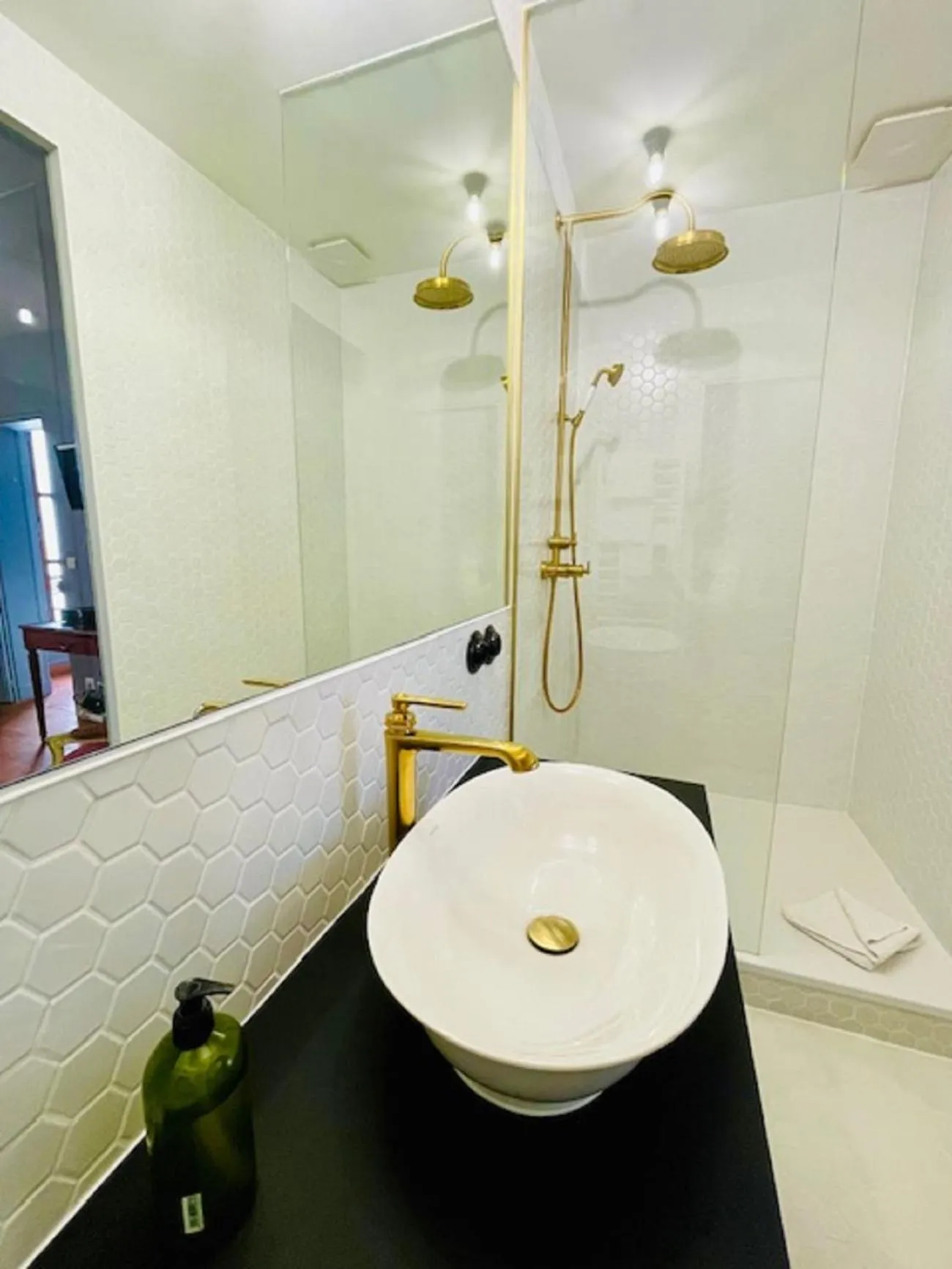 Shower in Le Pavillon Hotel