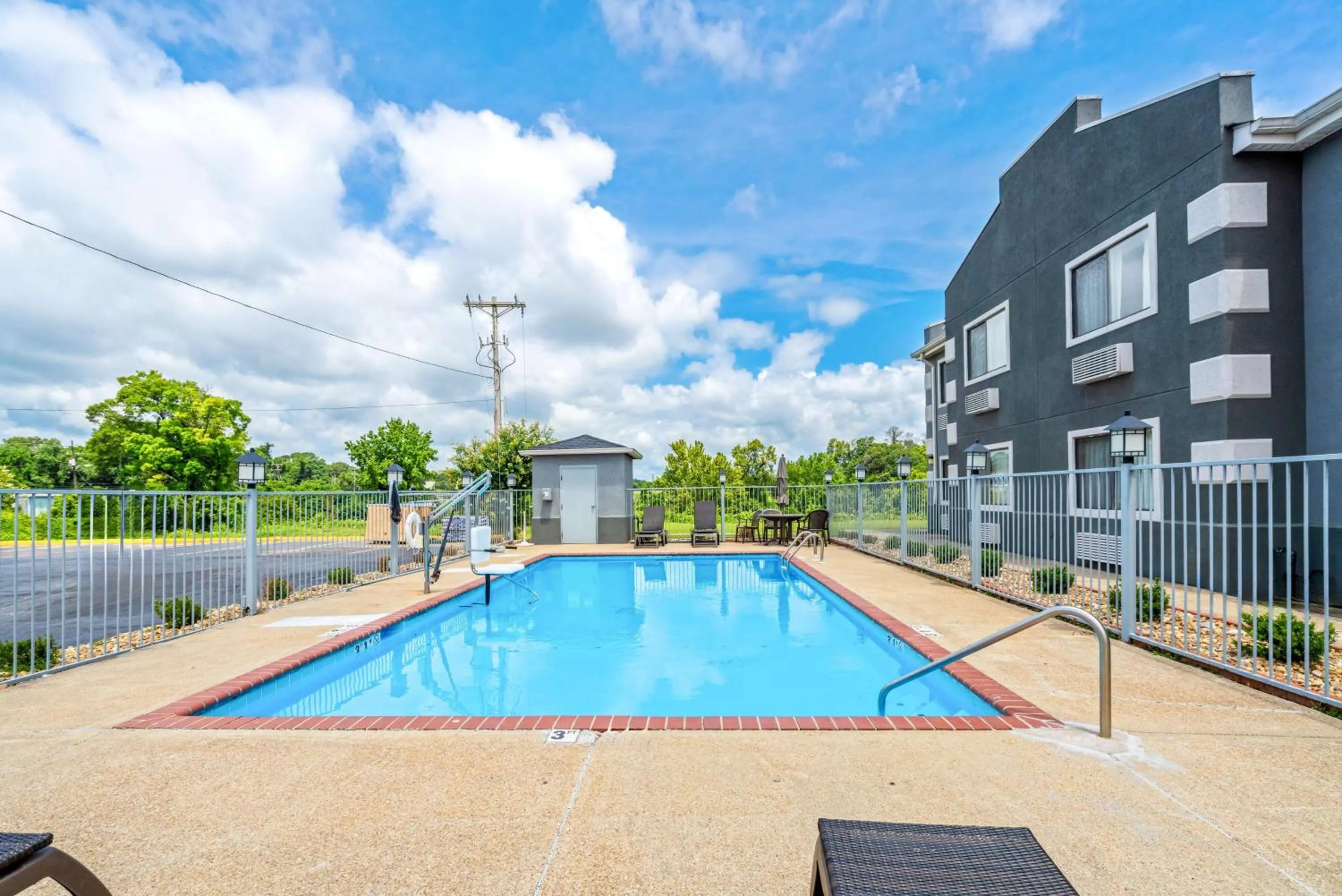 Pool view in Best Western Gateway Inn