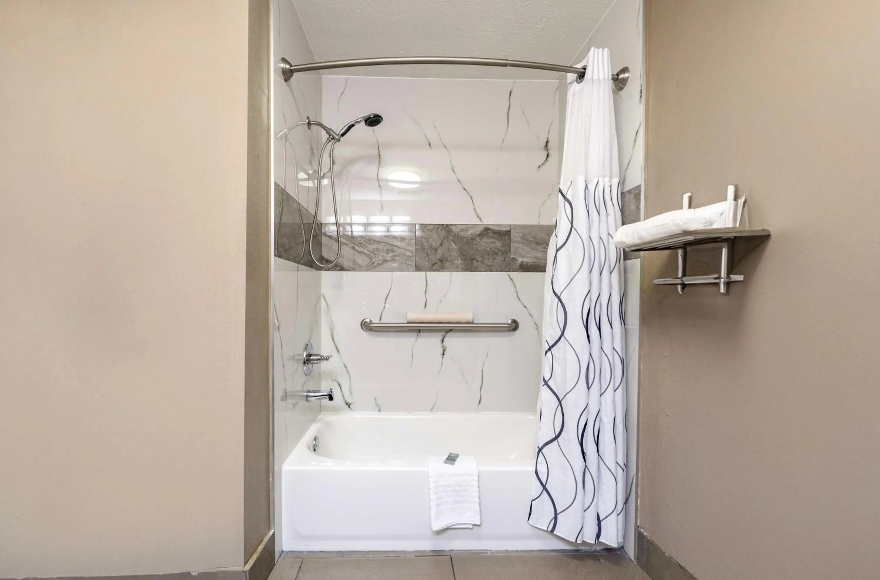 Bathroom in Best Western Gateway Inn