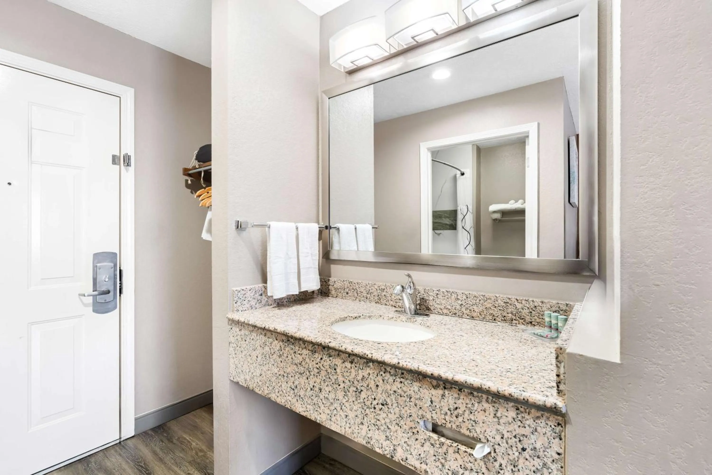 Bathroom in Best Western Gateway Inn