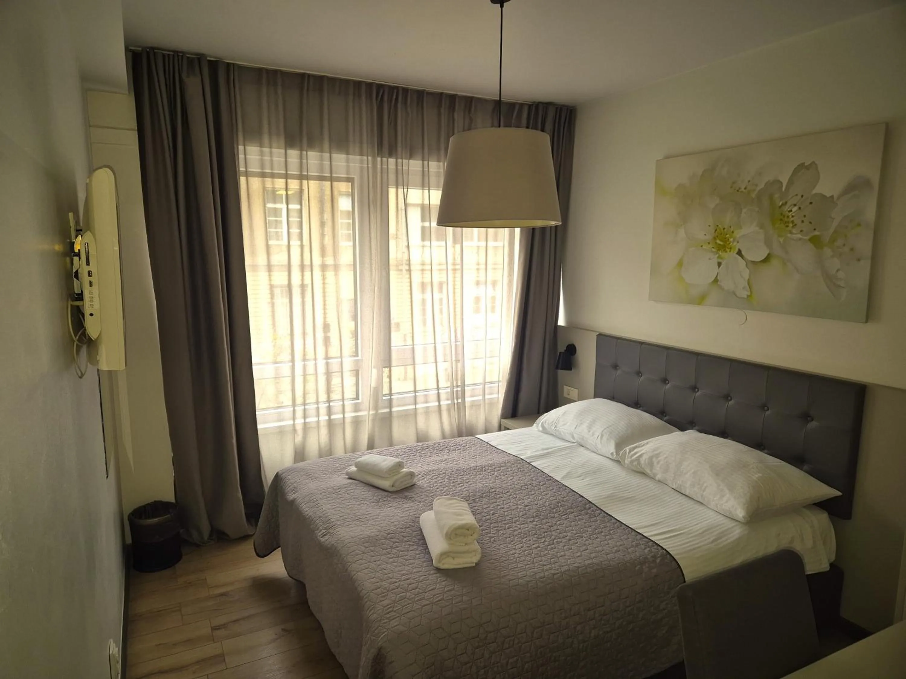 Bedroom, Bed in Garden Hotel