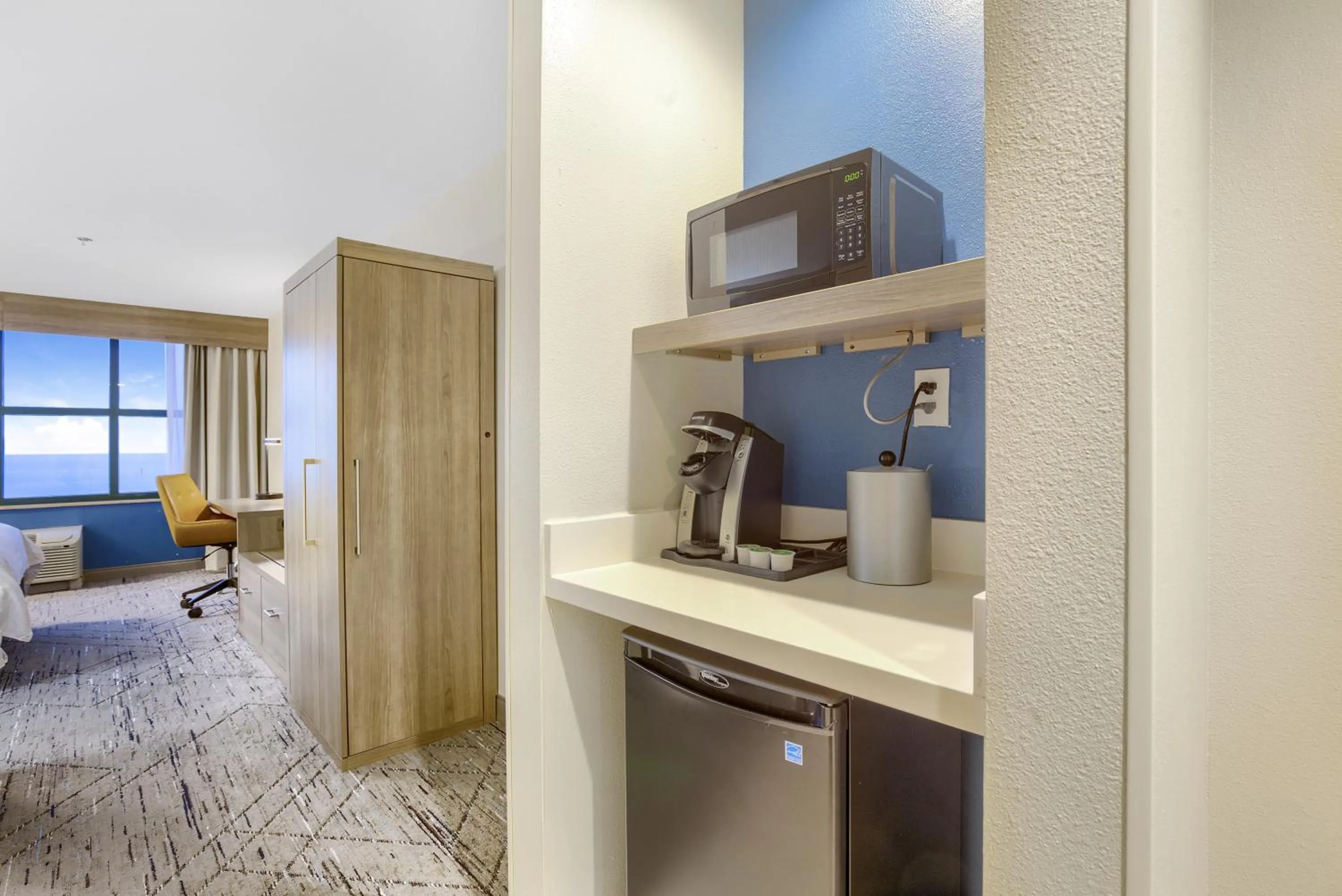 Coffee/tea facilities in Holiday Inn Express - Gulfport Beach by IHG