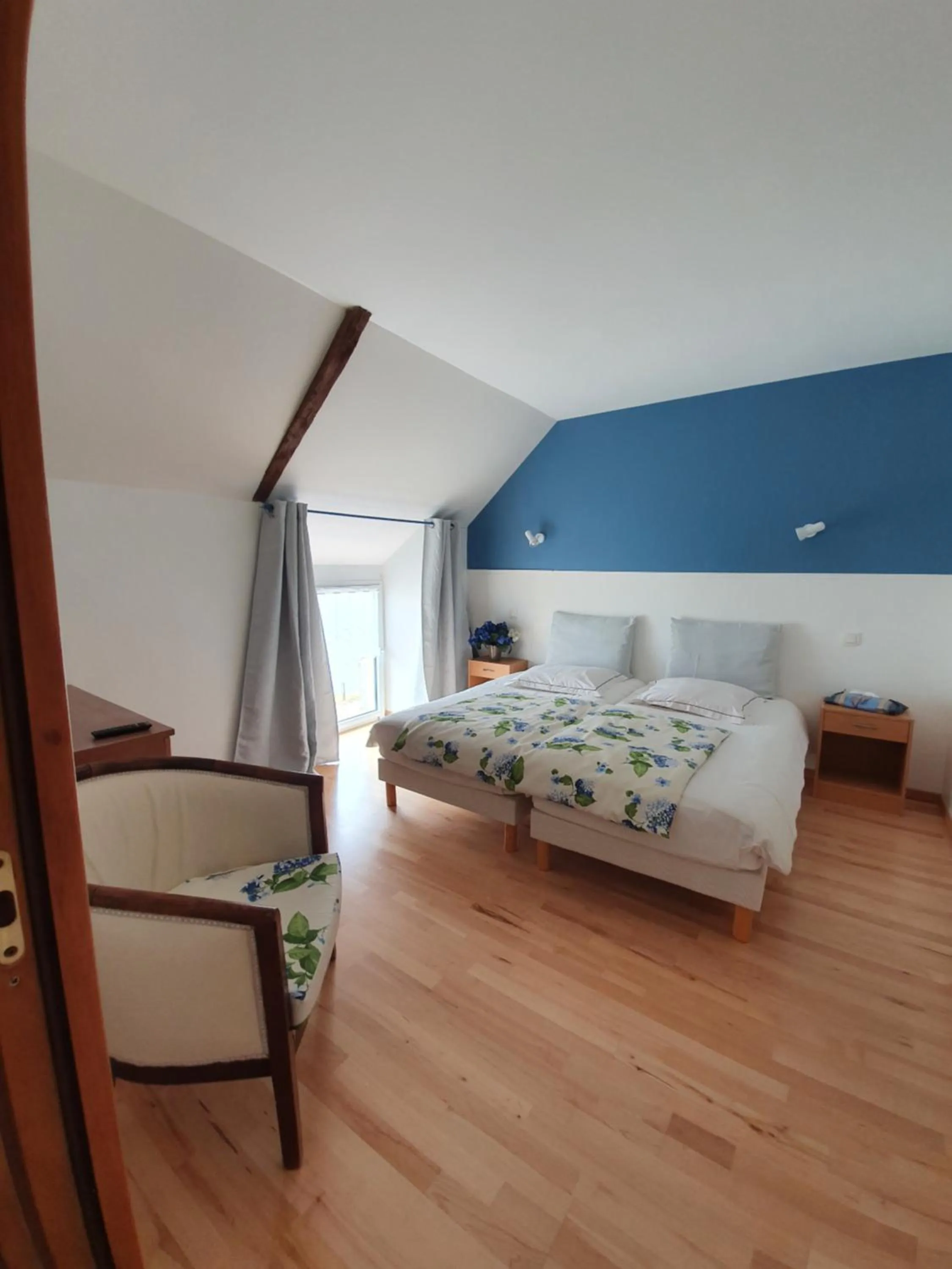 Quiet street view, Bed in Hôtel - Restaurant l'Hortensia