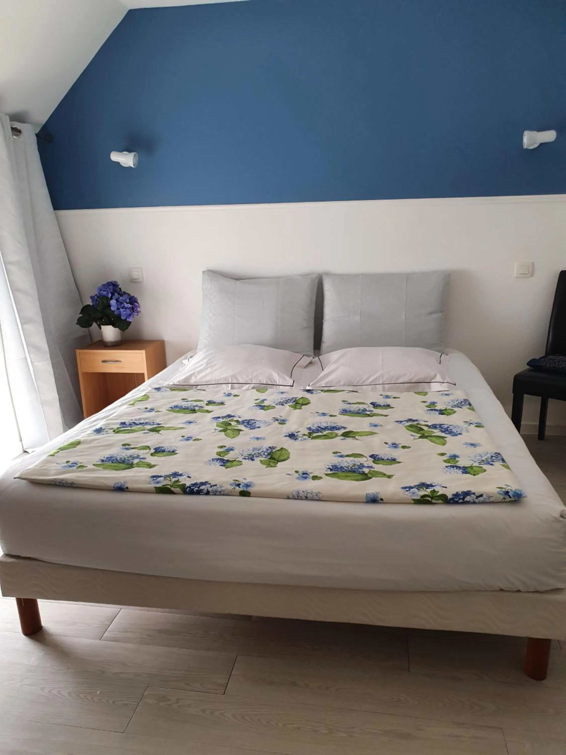 Bedroom, Bed in Hôtel - Restaurant l'Hortensia