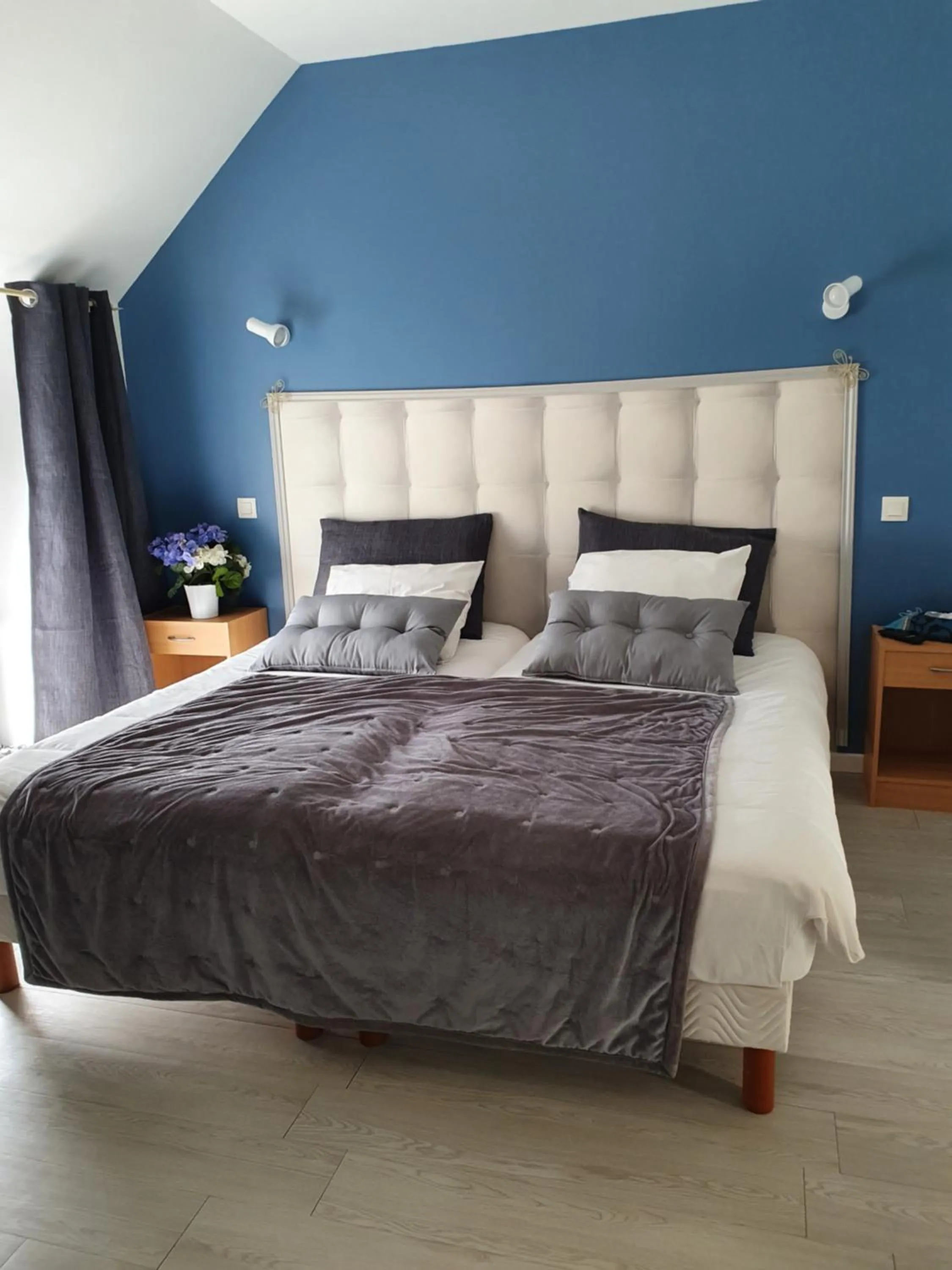 Quiet street view, Bed in Hôtel - Restaurant l'Hortensia