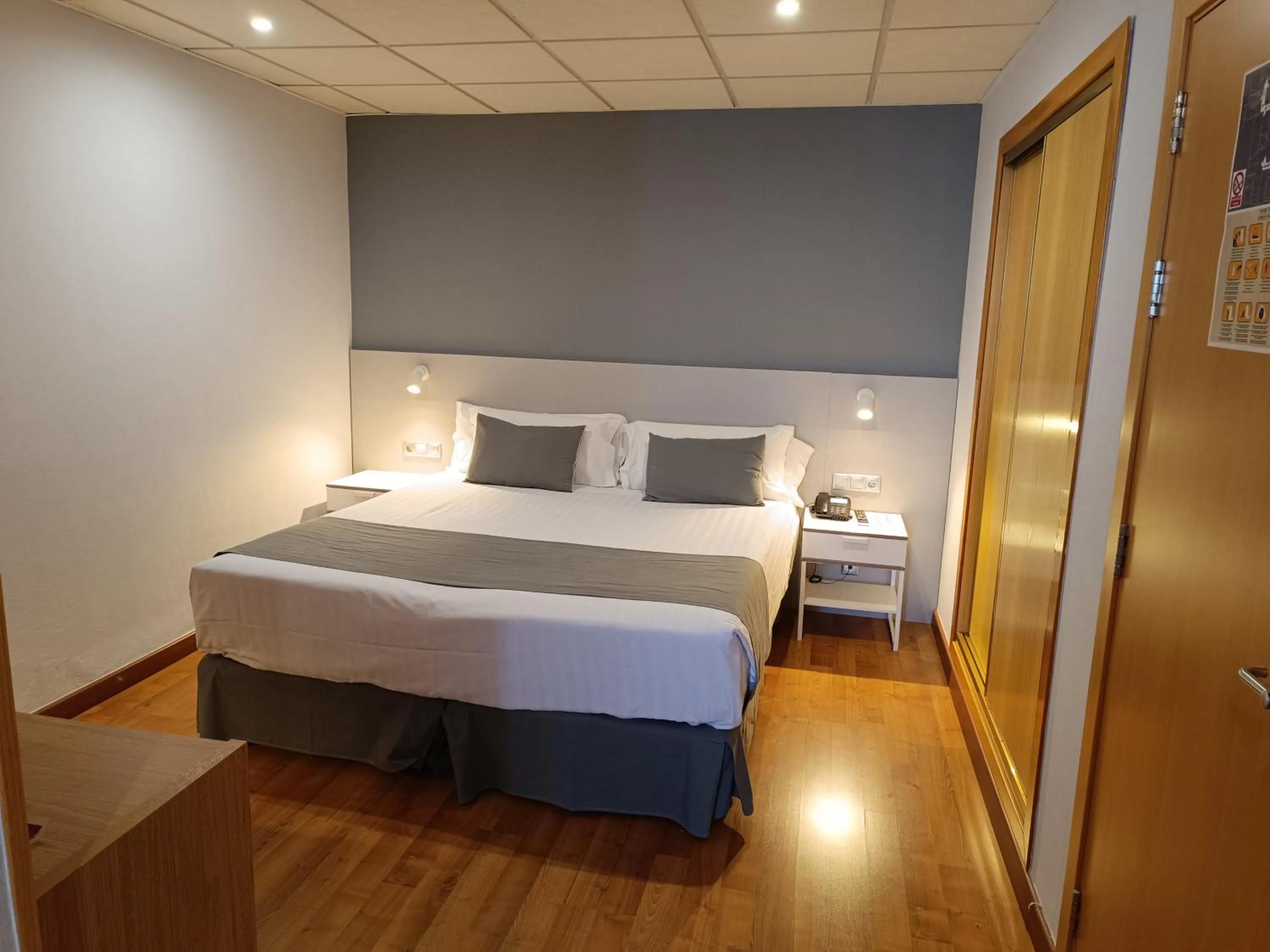 Photo of the whole room, Bed in Mendez Nuñez Alicante