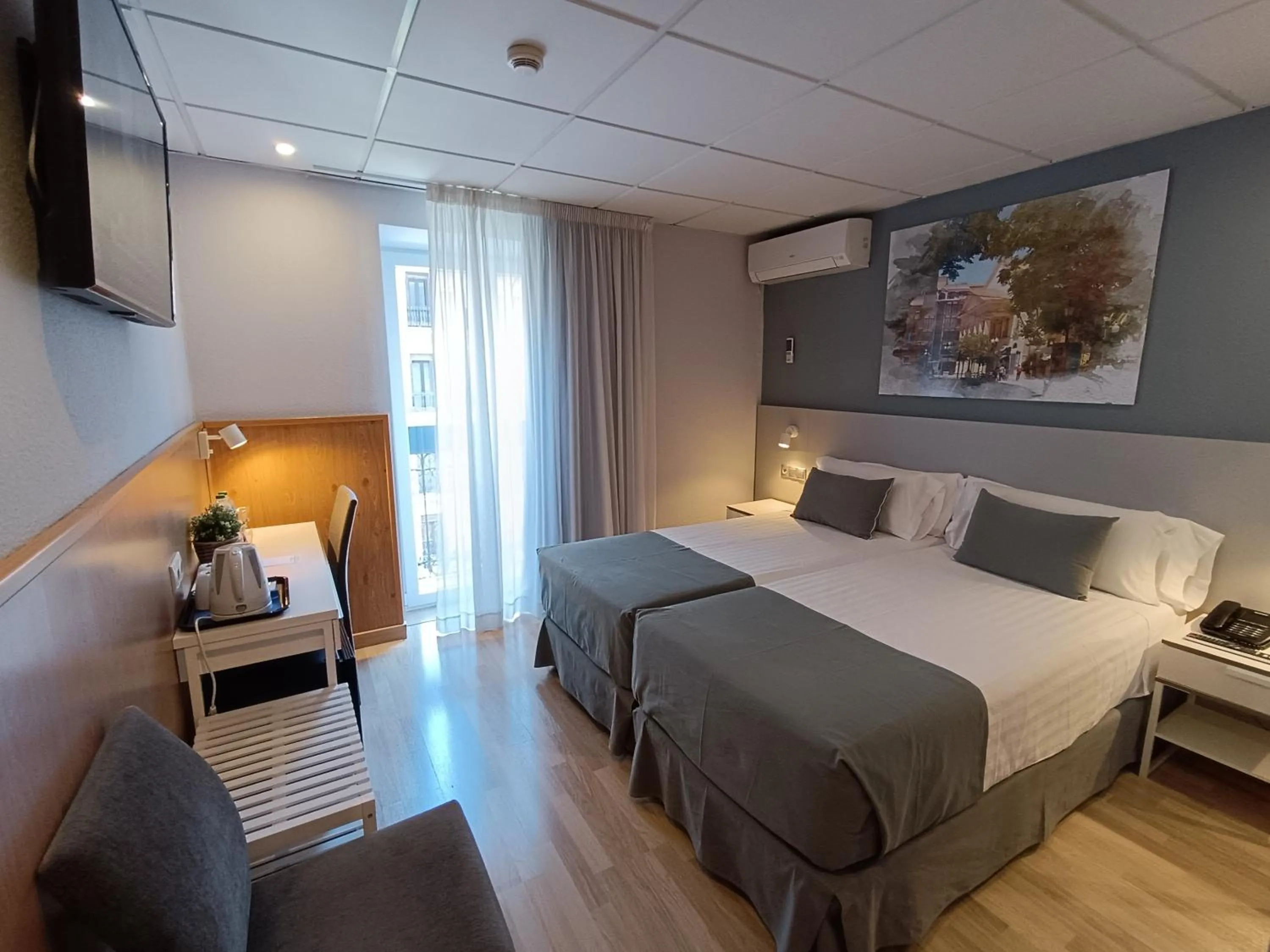 Photo of the whole room, Bed in Mendez Nuñez Alicante