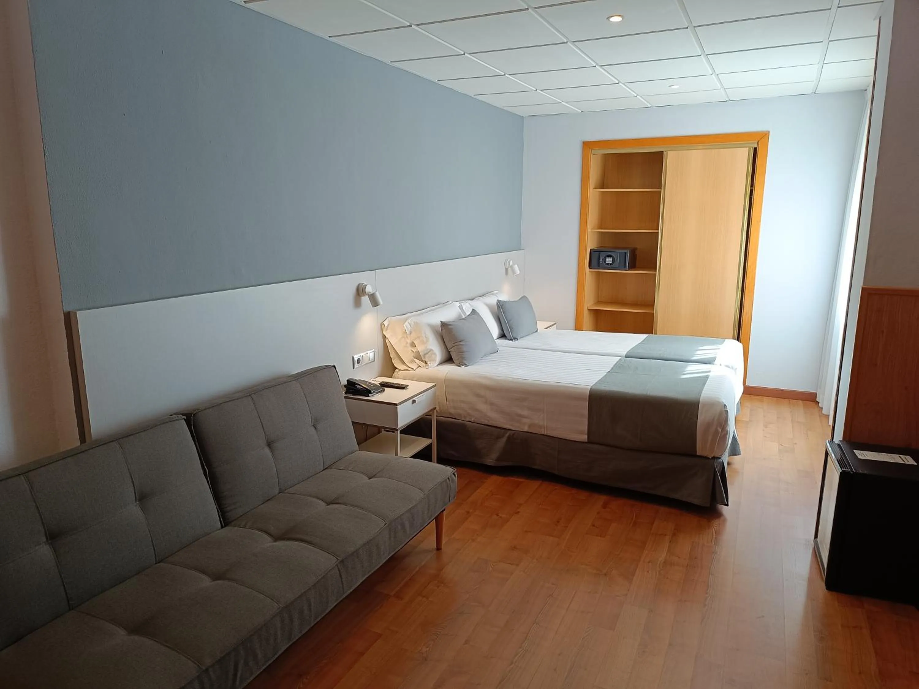 Photo of the whole room, Bed in Mendez Nuñez Alicante