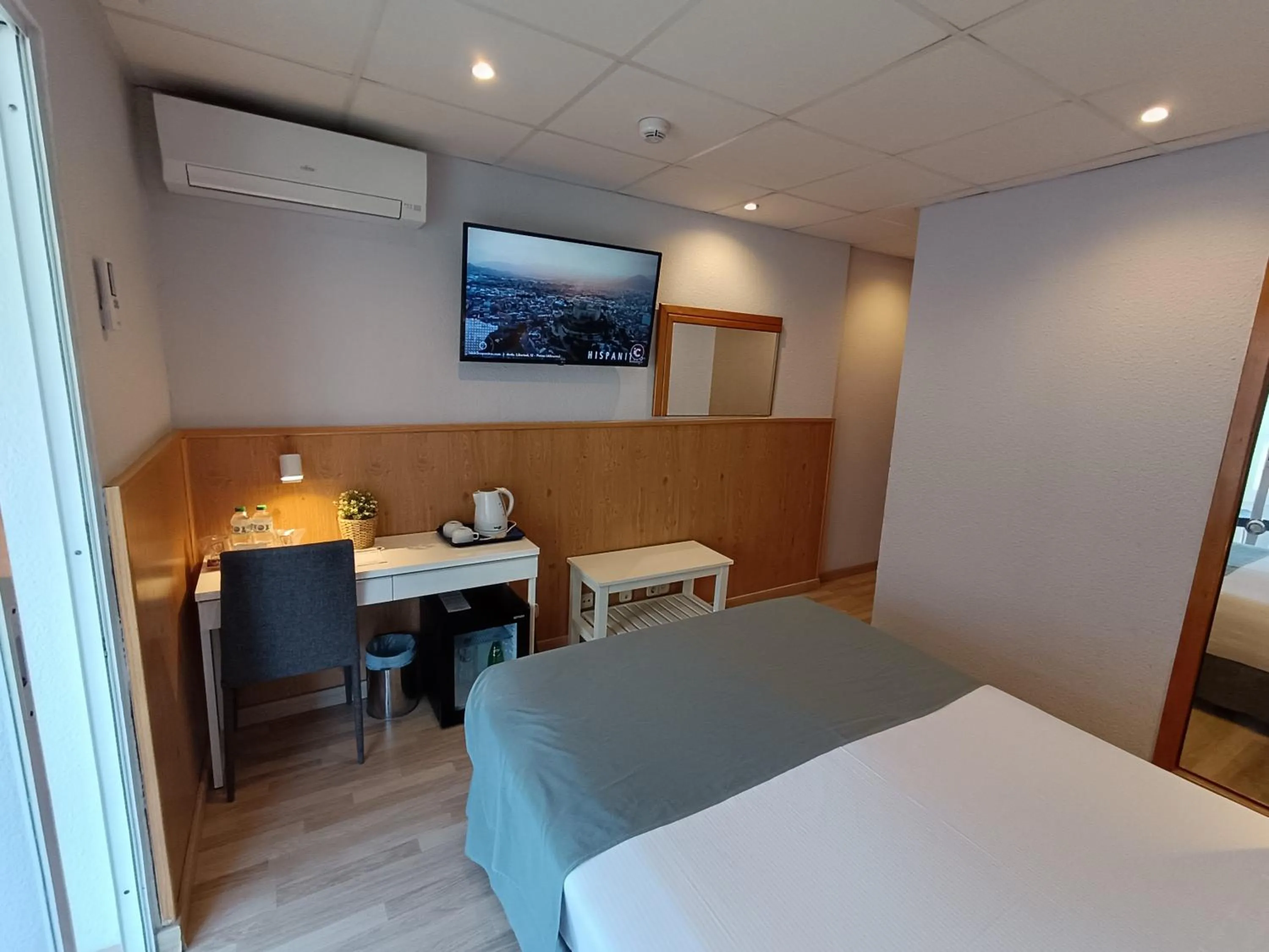 Photo of the whole room, Bed in Mendez Nuñez Alicante