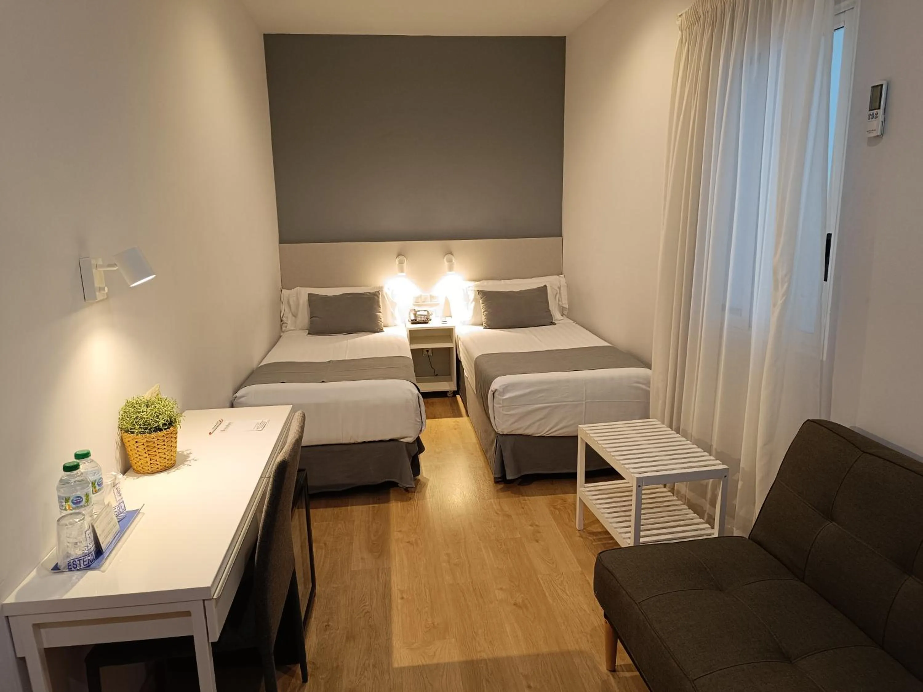 Photo of the whole room, Bed in Mendez Nuñez Alicante