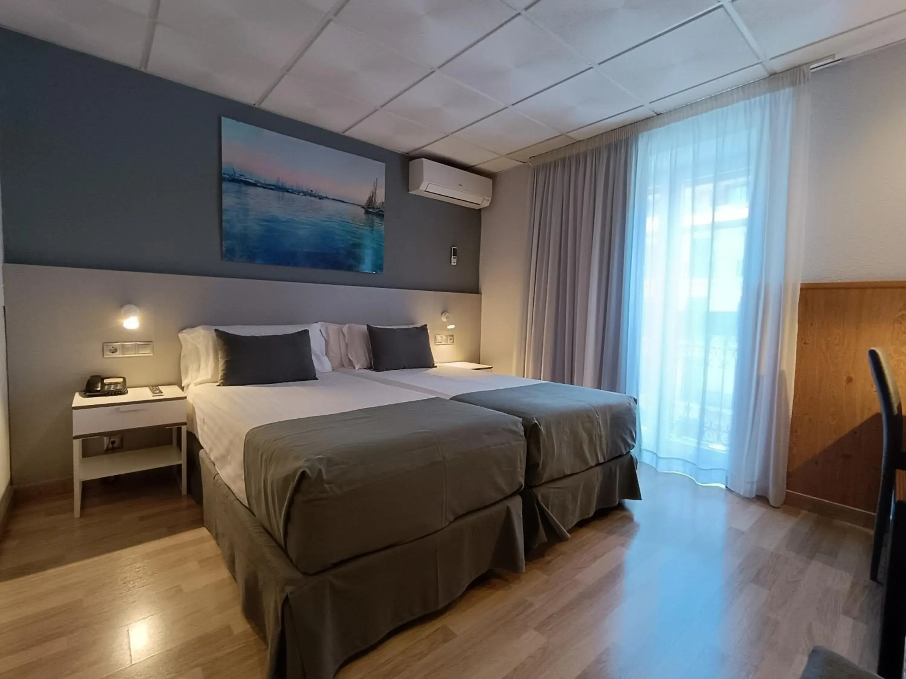 Superior Twin Room with City View in Mendez Nuñez Alicante Superior Twin Room with City View in Mendez Nuñez Alicante