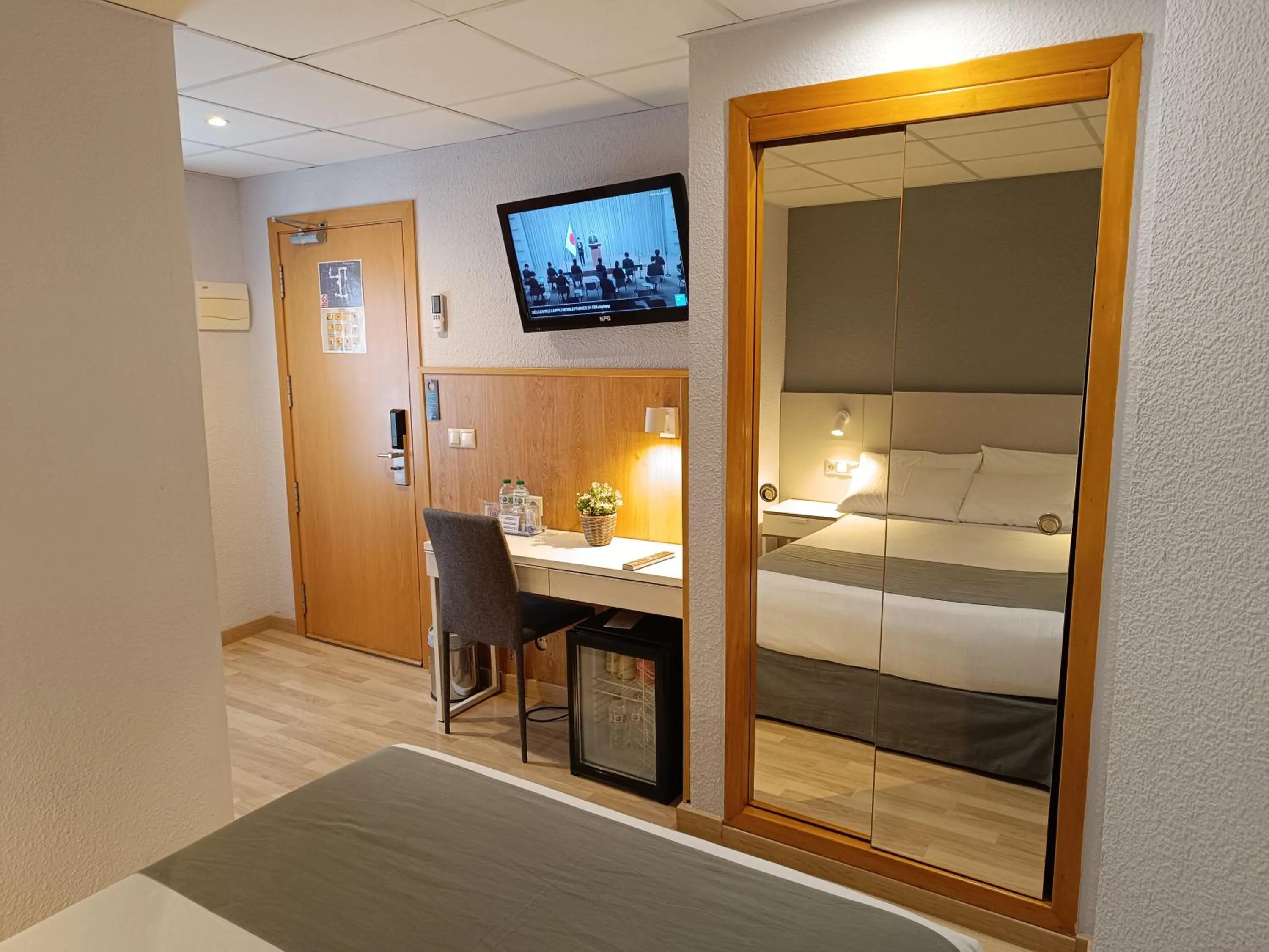 Photo of the whole room, Bed in Mendez Nuñez Alicante