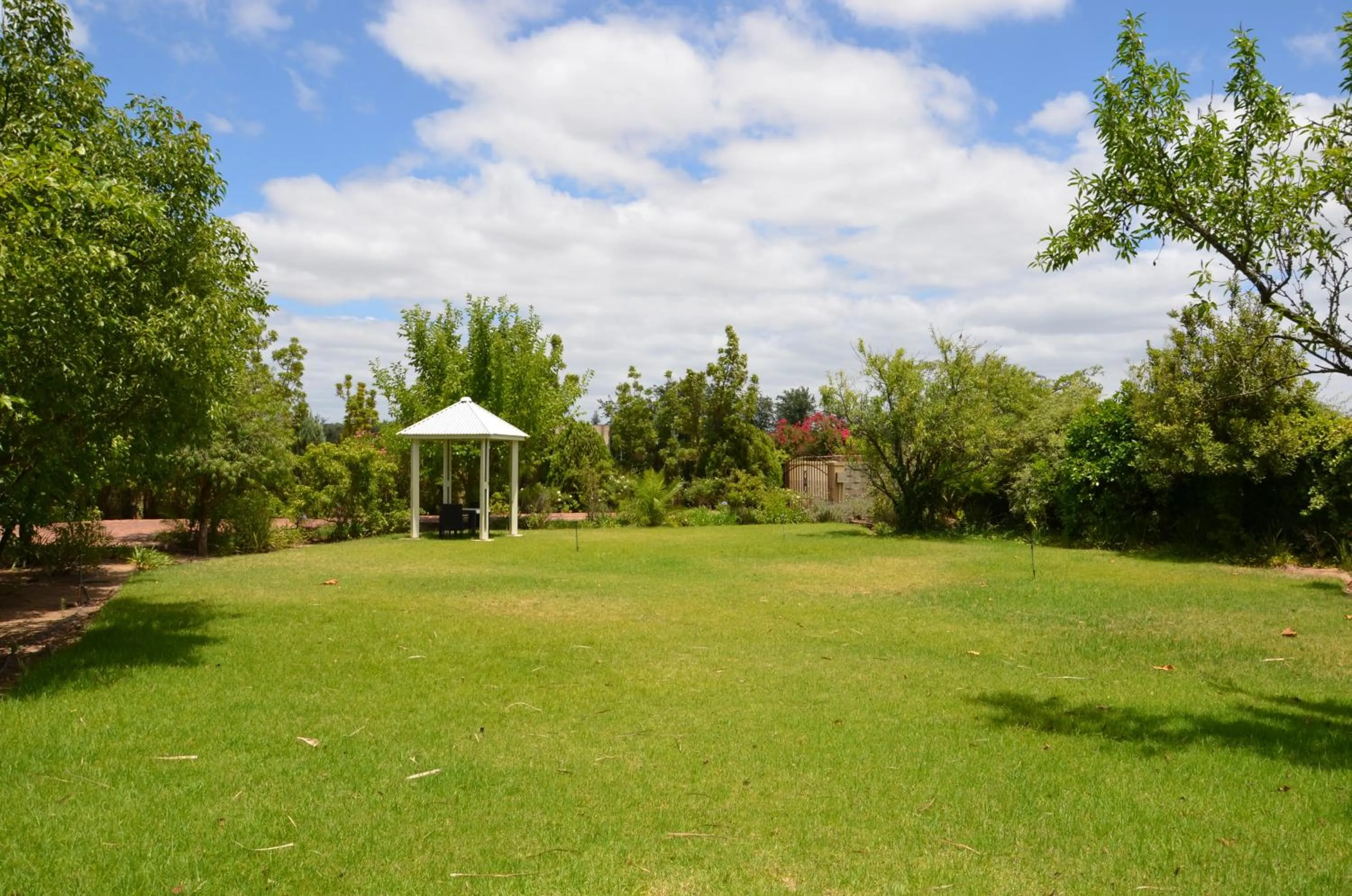 Garden in B&B Sauvignon Country Lodge