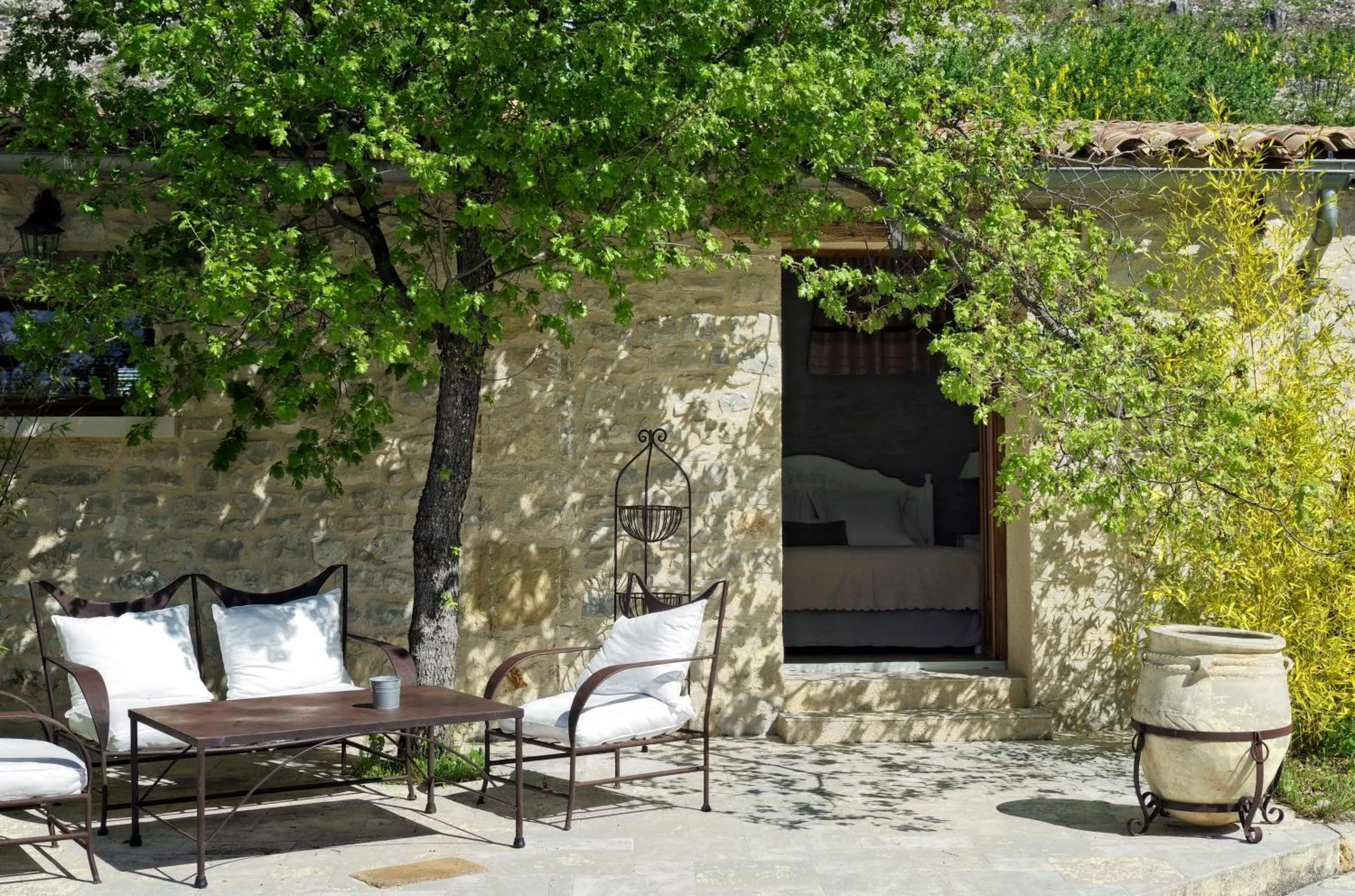 Patio in B&B Le Deffends de Redon