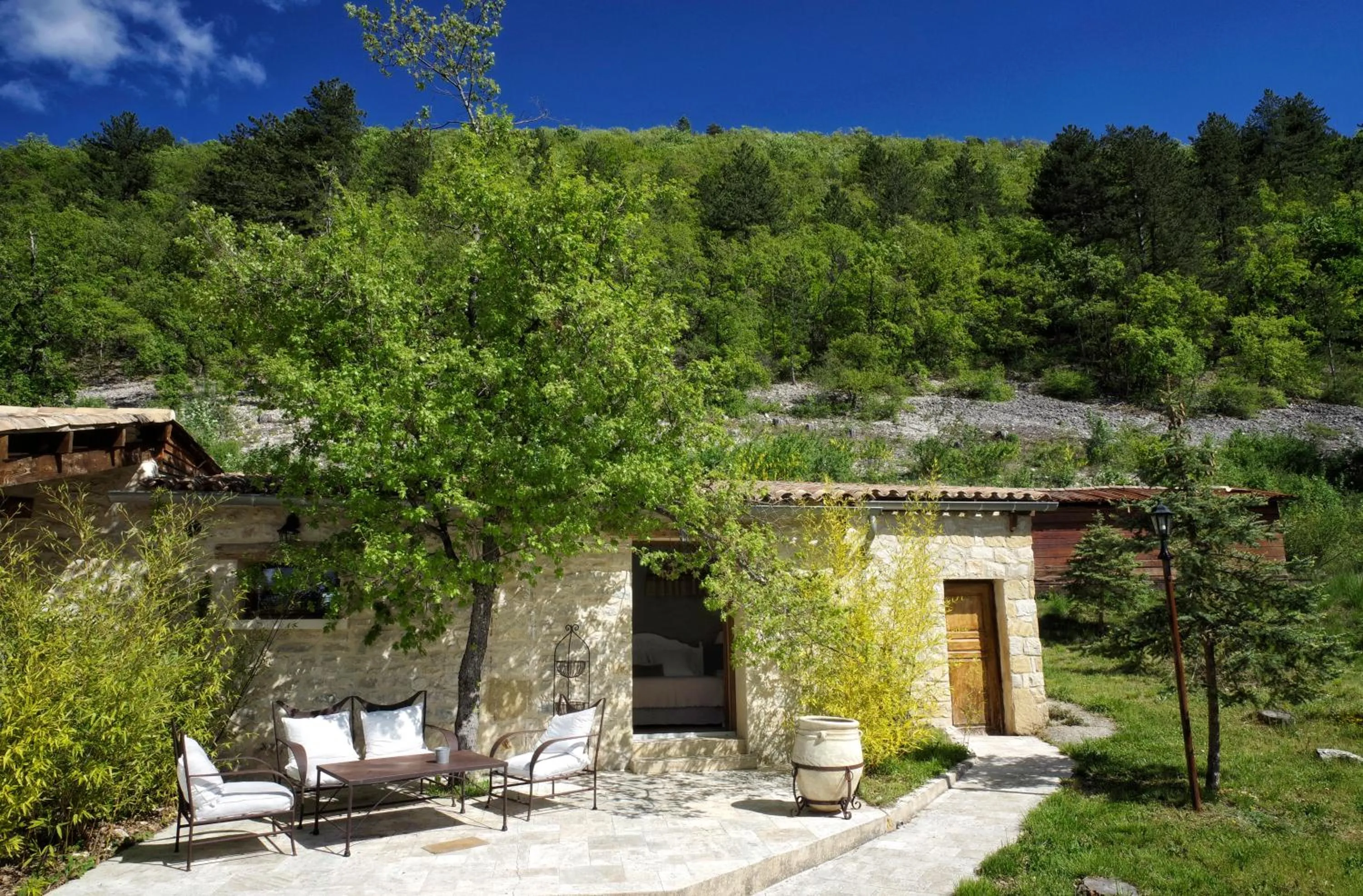 Patio in B&B Le Deffends de Redon