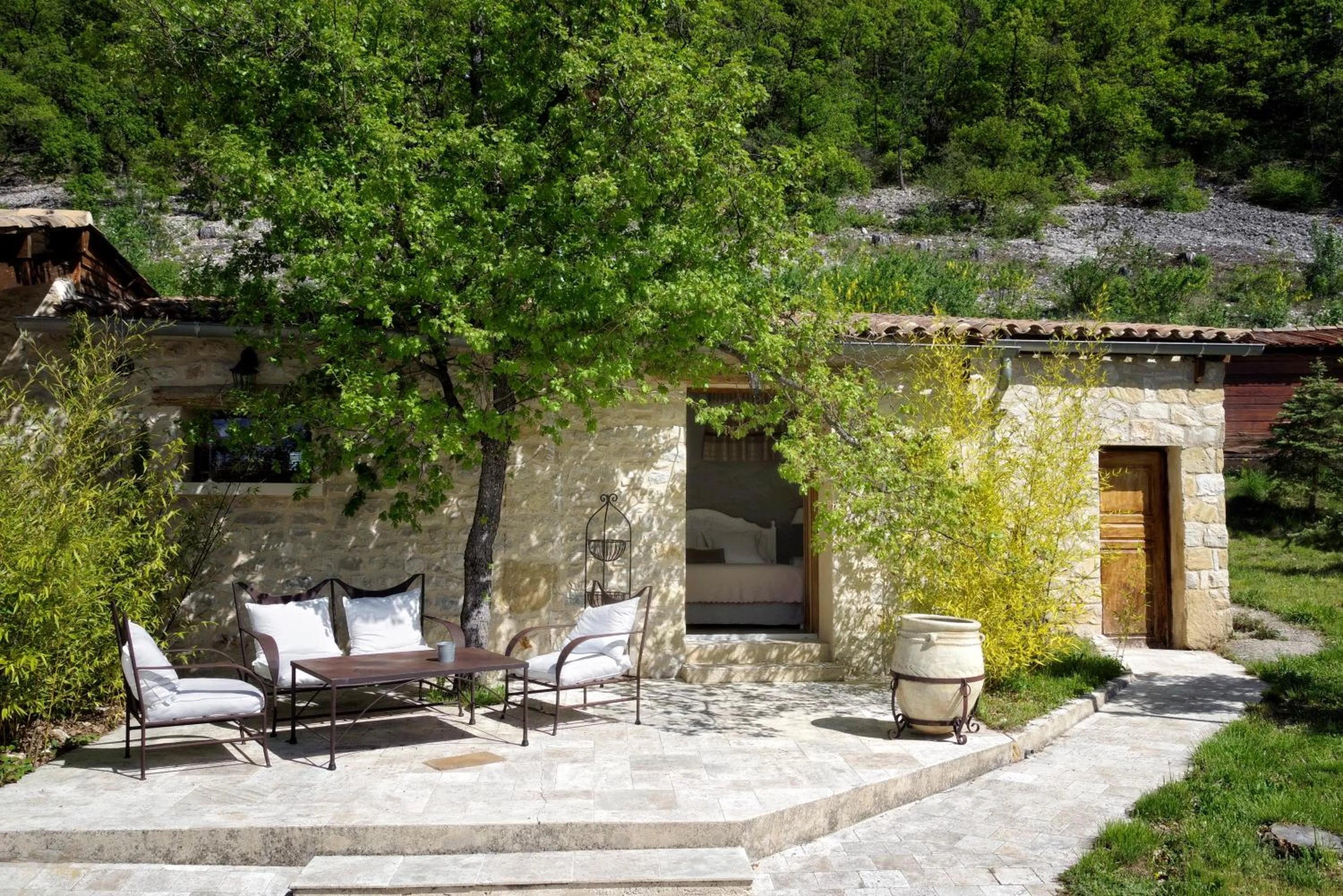 Patio in B&B Le Deffends de Redon