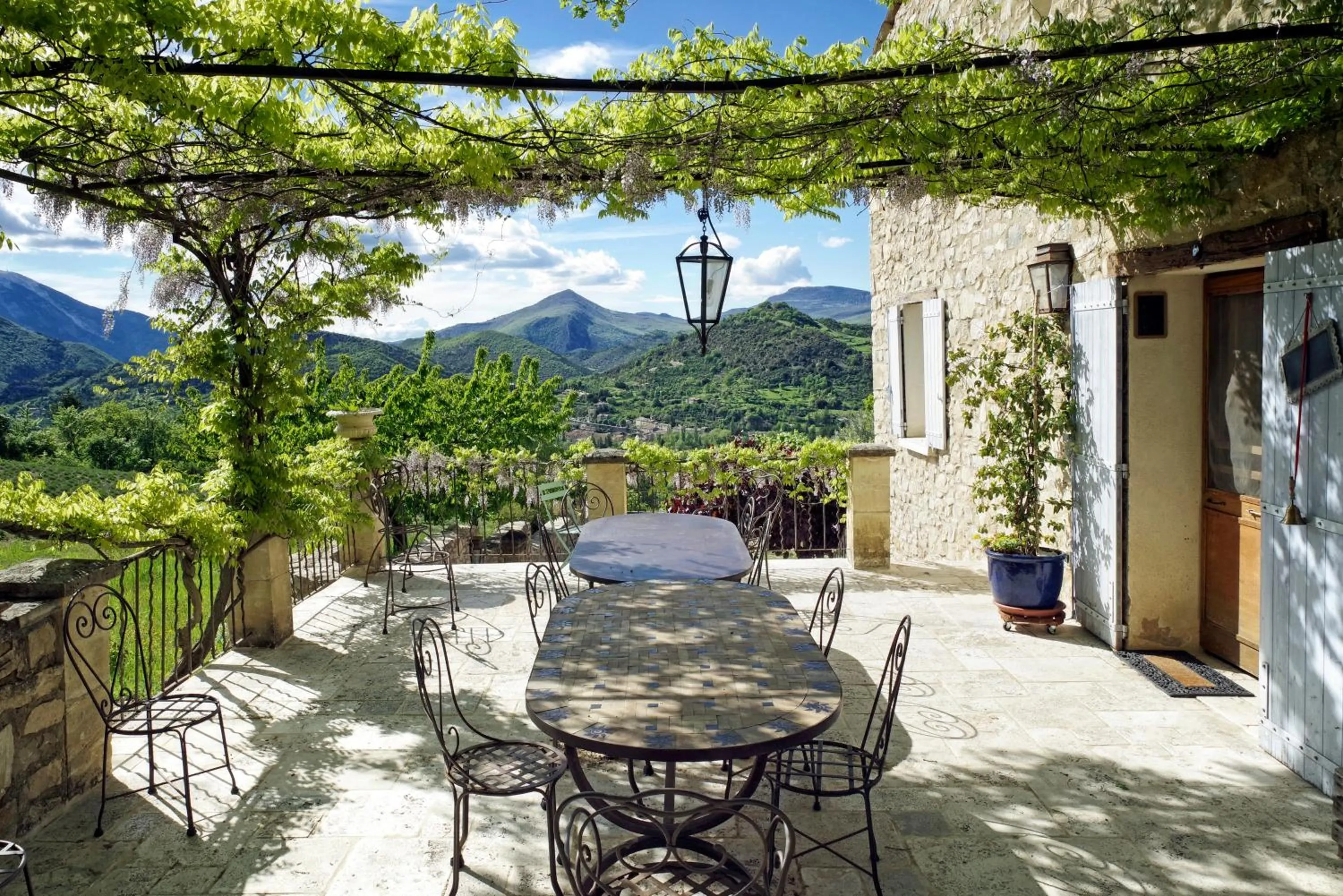 Patio in B&B Le Deffends de Redon