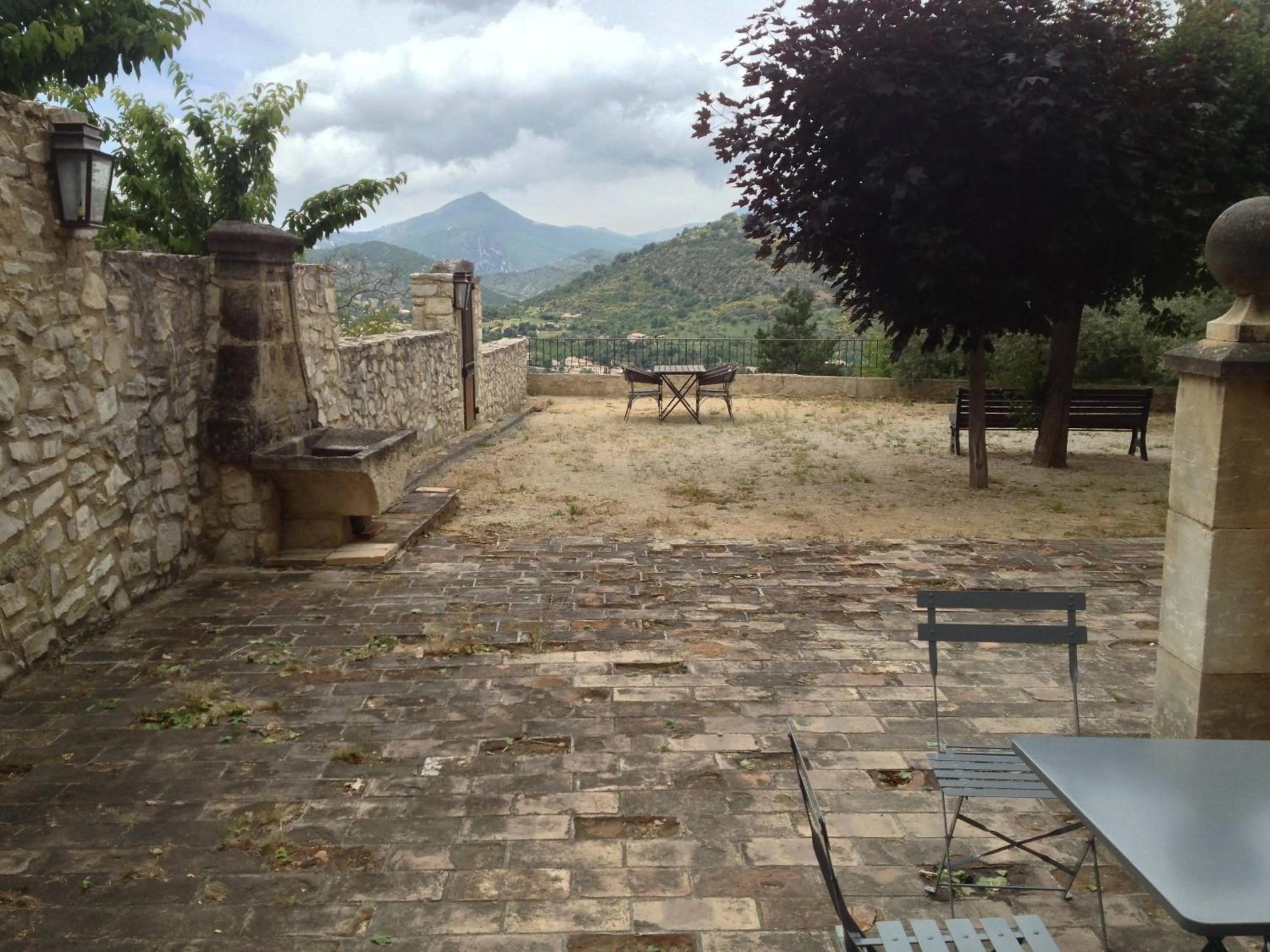 Patio in B&B Le Deffends de Redon