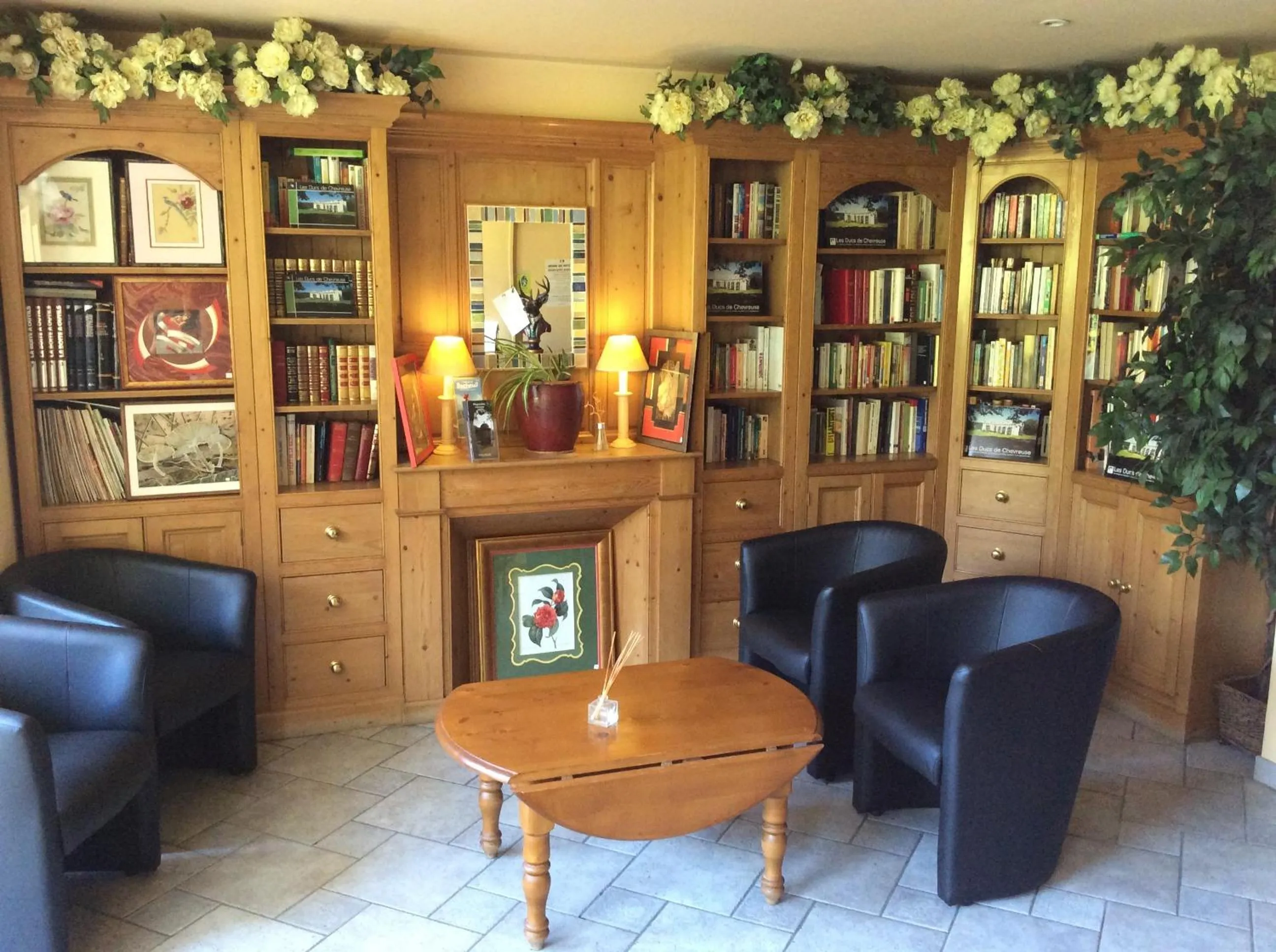 Library in Residence Hotel Les Ducs De Chevreuse avec Hébergement, Repas & PDJ, Séminaire, Bureau & Parking