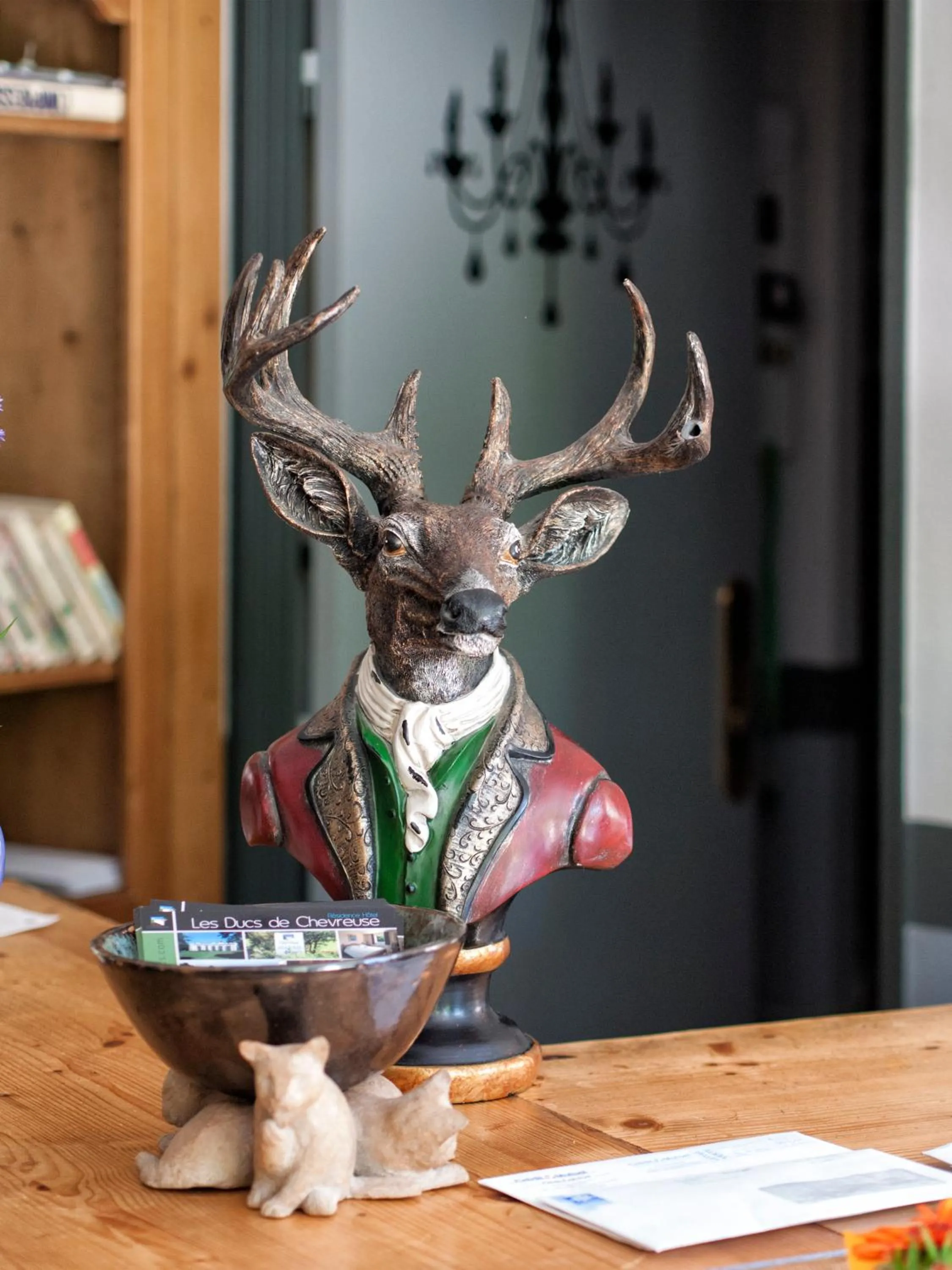 Decorative detail in Residence Hotel Les Ducs De Chevreuse avec Hébergement, Repas & PDJ, Séminaire, Bureau & Parking