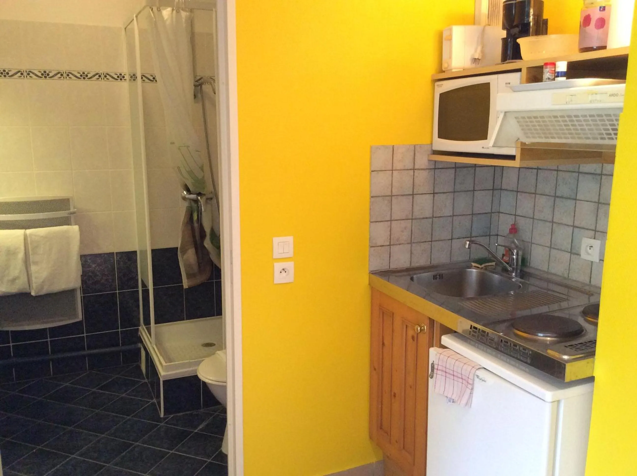 Bathroom in Residence Hotel Les Ducs De Chevreuse avec Hébergement, Repas & PDJ, Séminaire, Bureau & Parking