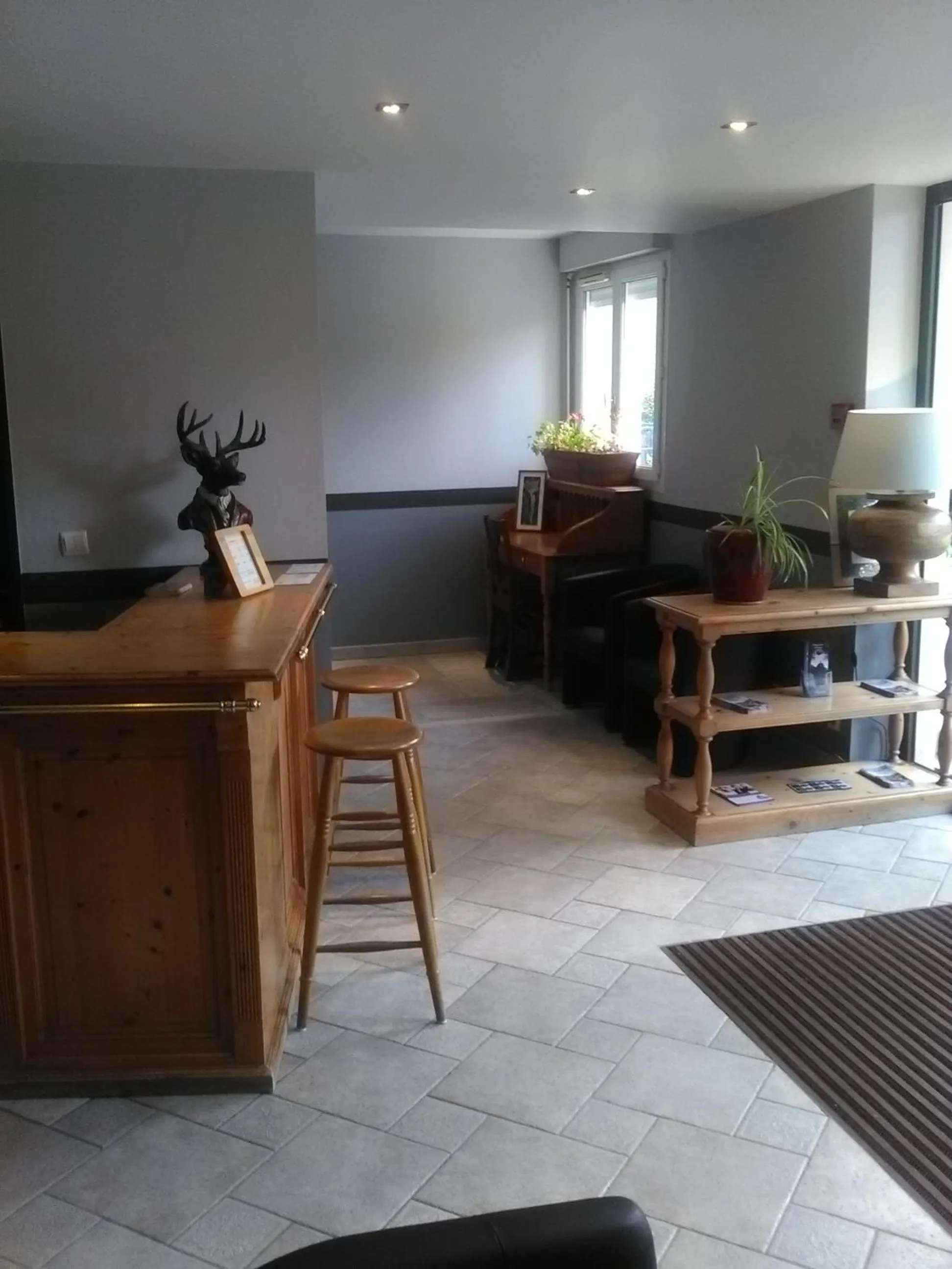 Lobby or reception in Residence Hotel Les Ducs De Chevreuse avec Hébergement, Repas & PDJ, Séminaire, Bureau & Parking