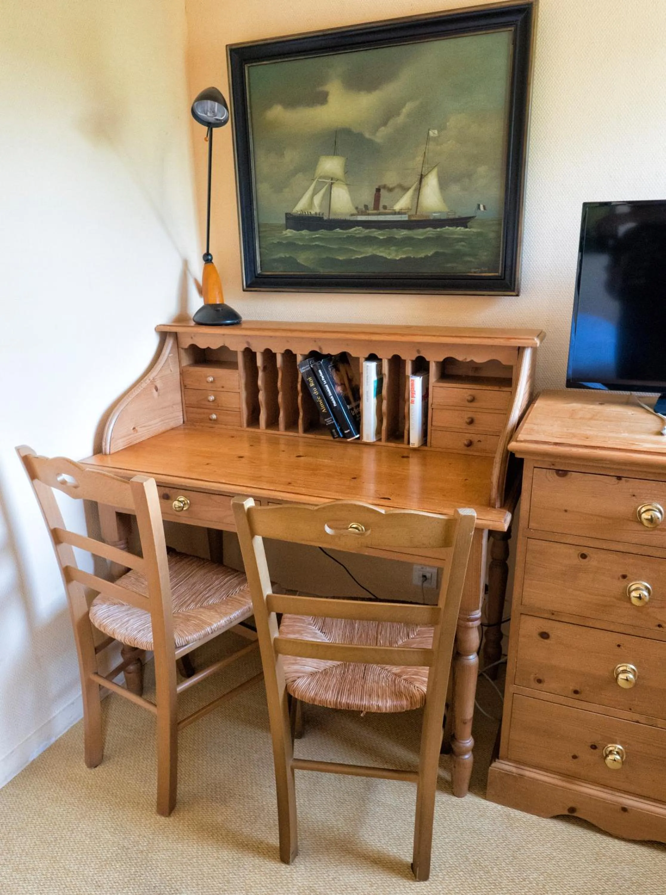 TV and multimedia in Residence Hotel Les Ducs De Chevreuse avec Hébergement, Repas & PDJ, Séminaire, Bureau & Parking