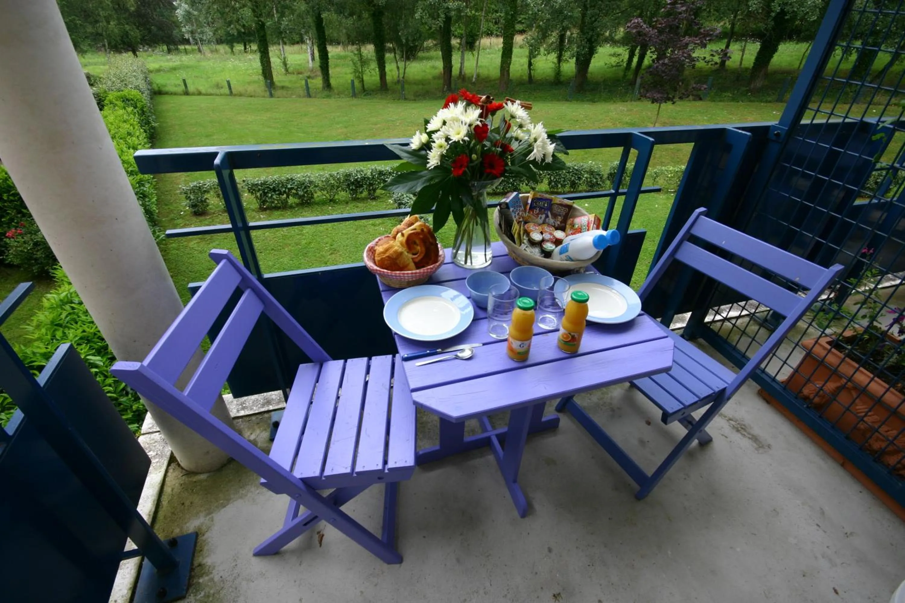 Quiet street view in Residence Hotel Les Ducs De Chevreuse avec Hébergement, Repas & PDJ, Séminaire, Bureau & Parking