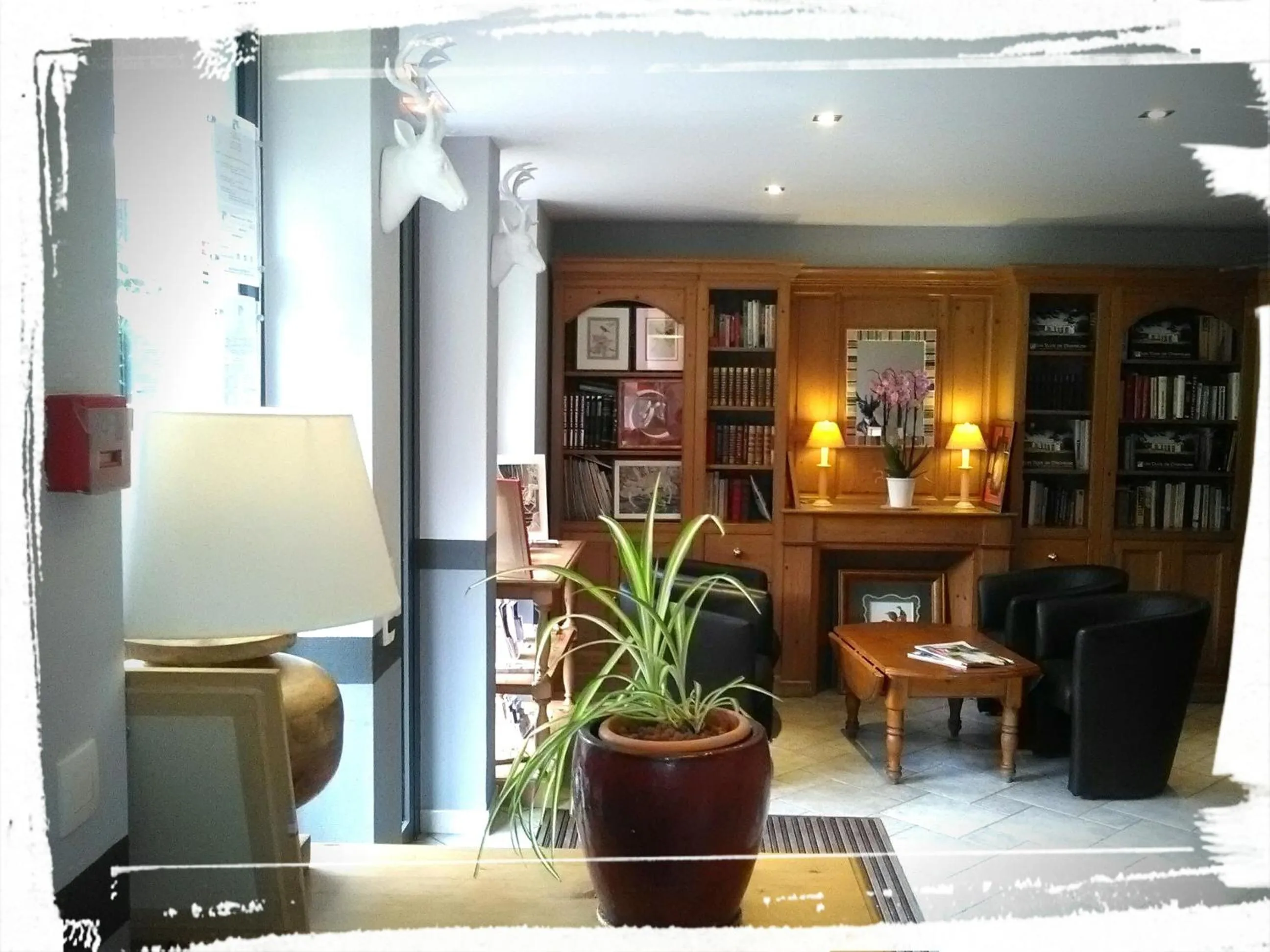 Library in Residence Hotel Les Ducs De Chevreuse avec Hébergement, Repas & PDJ, Séminaire, Bureau & Parking