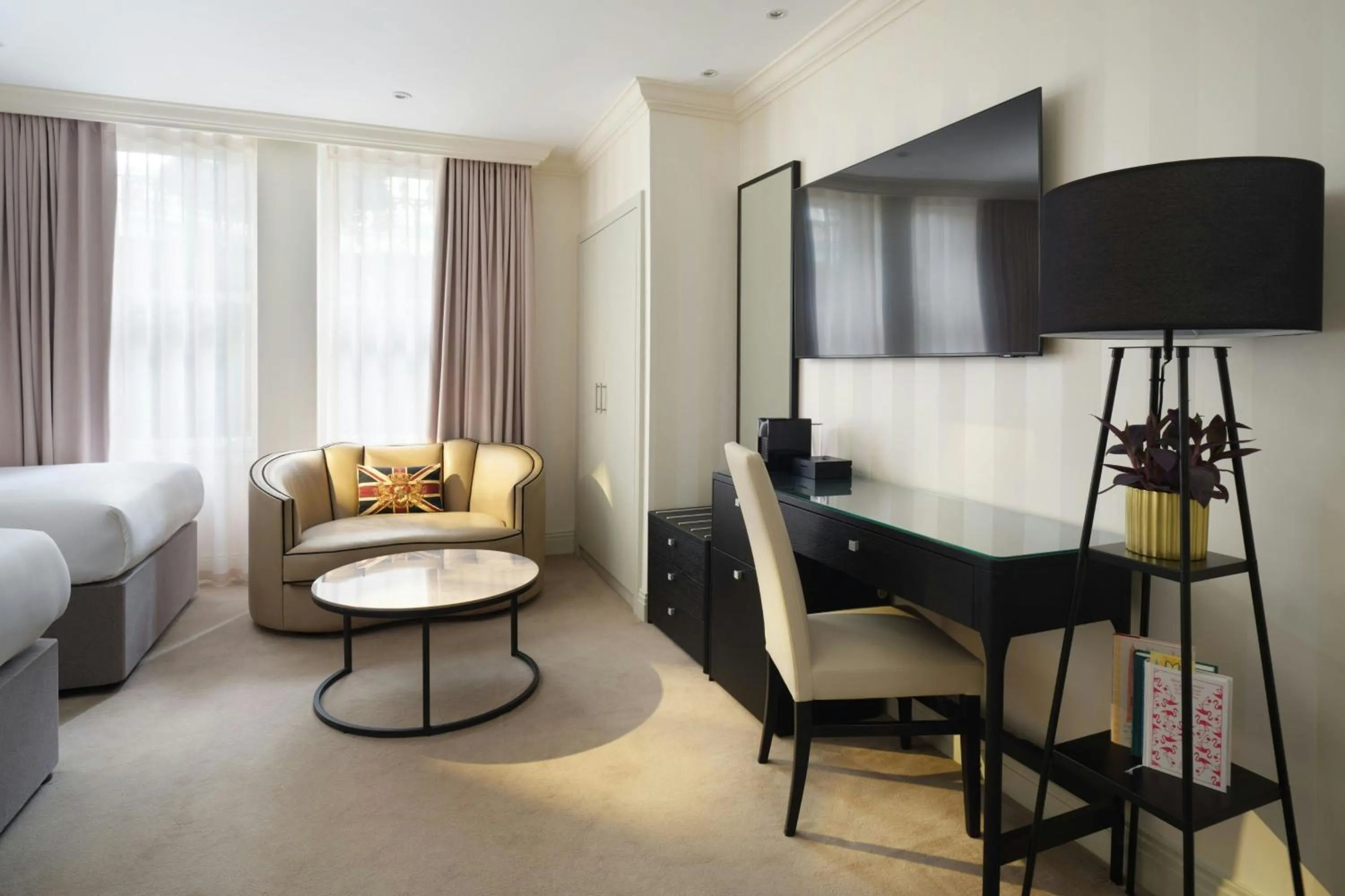 Photo of the whole room in Hotel Xenia - Autograph Collection