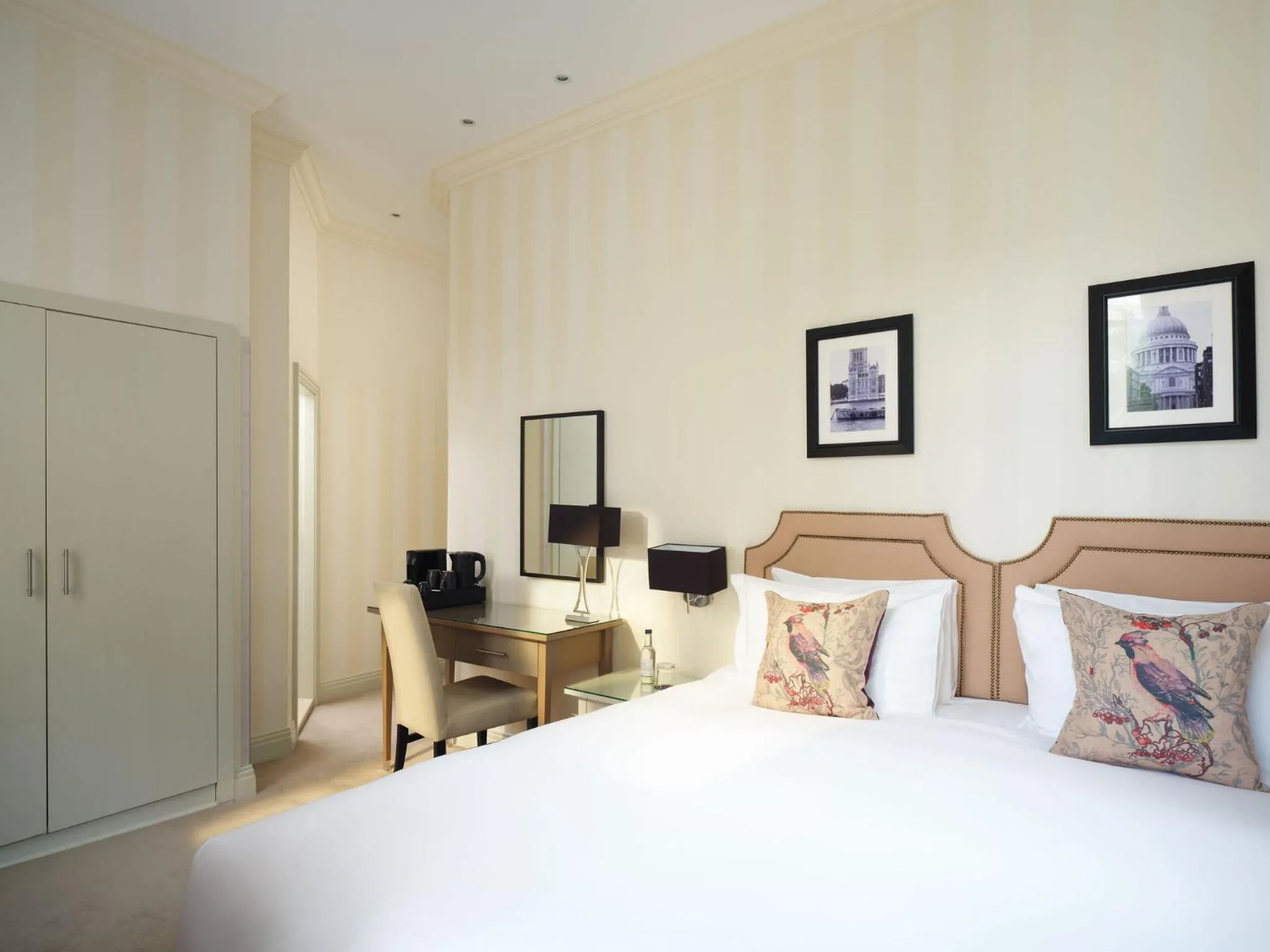 Balcony/Terrace, Bed in Hotel Xenia - Autograph Collection