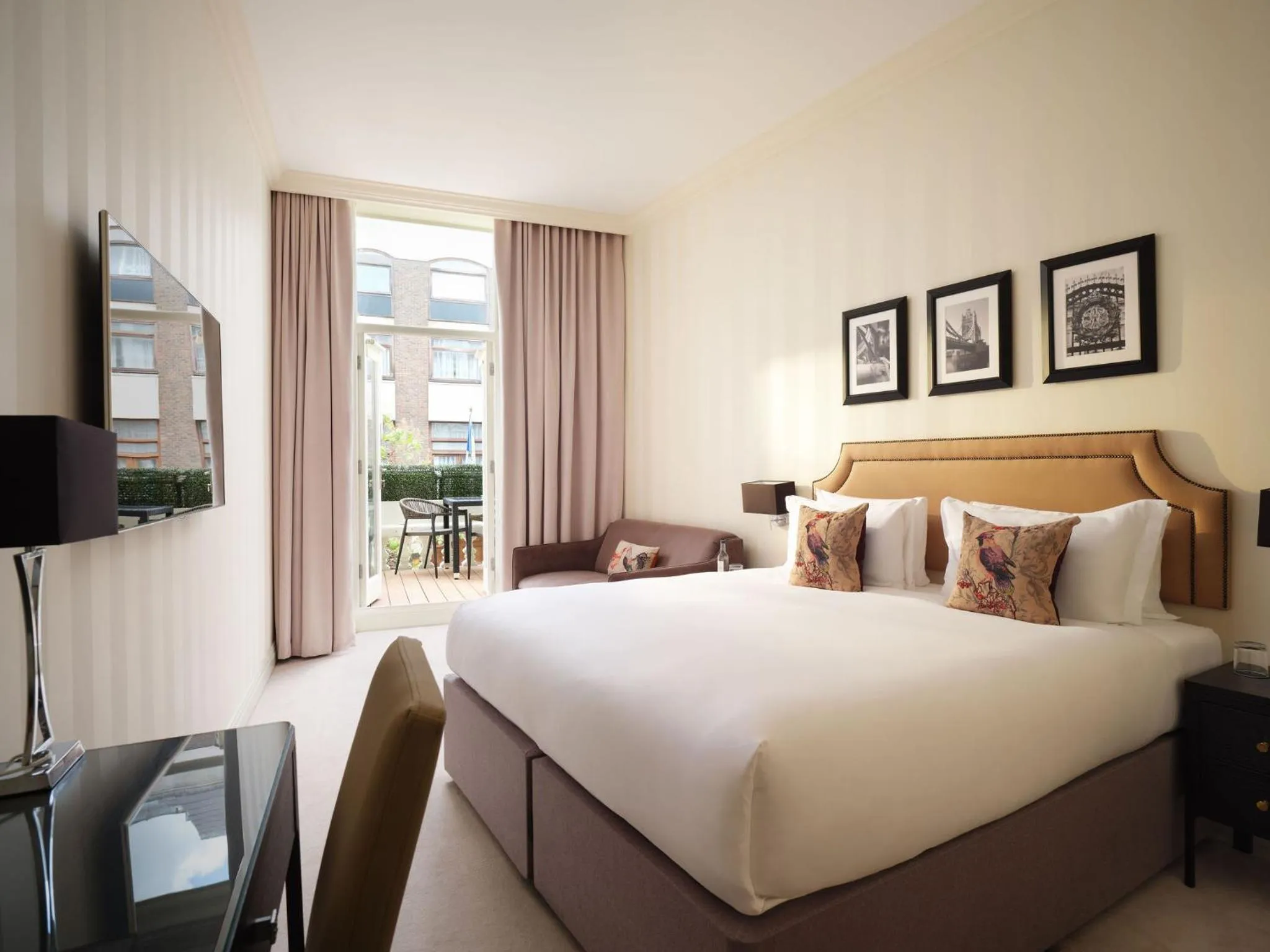 Balcony/Terrace, Bed in Hotel Xenia - Autograph Collection