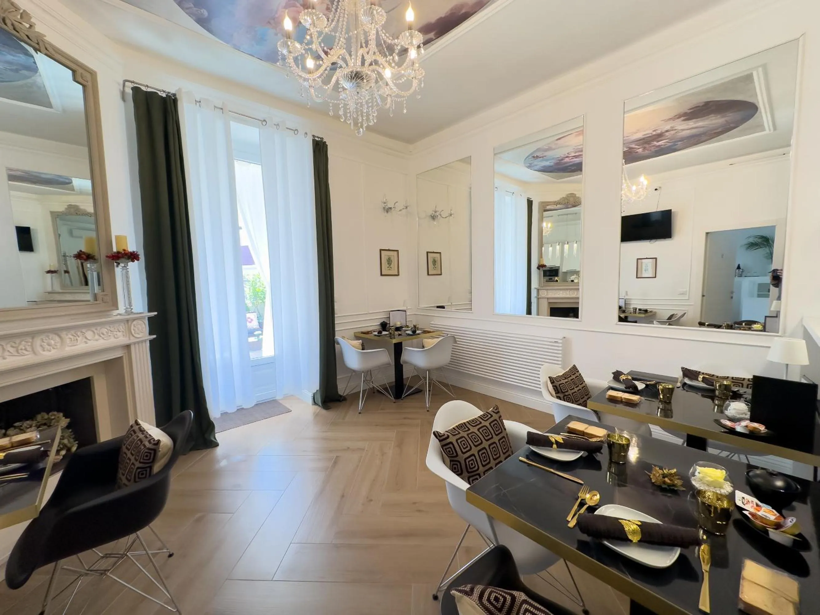 Communal lounge/ TV room in Vittorio Veneto Private SPA